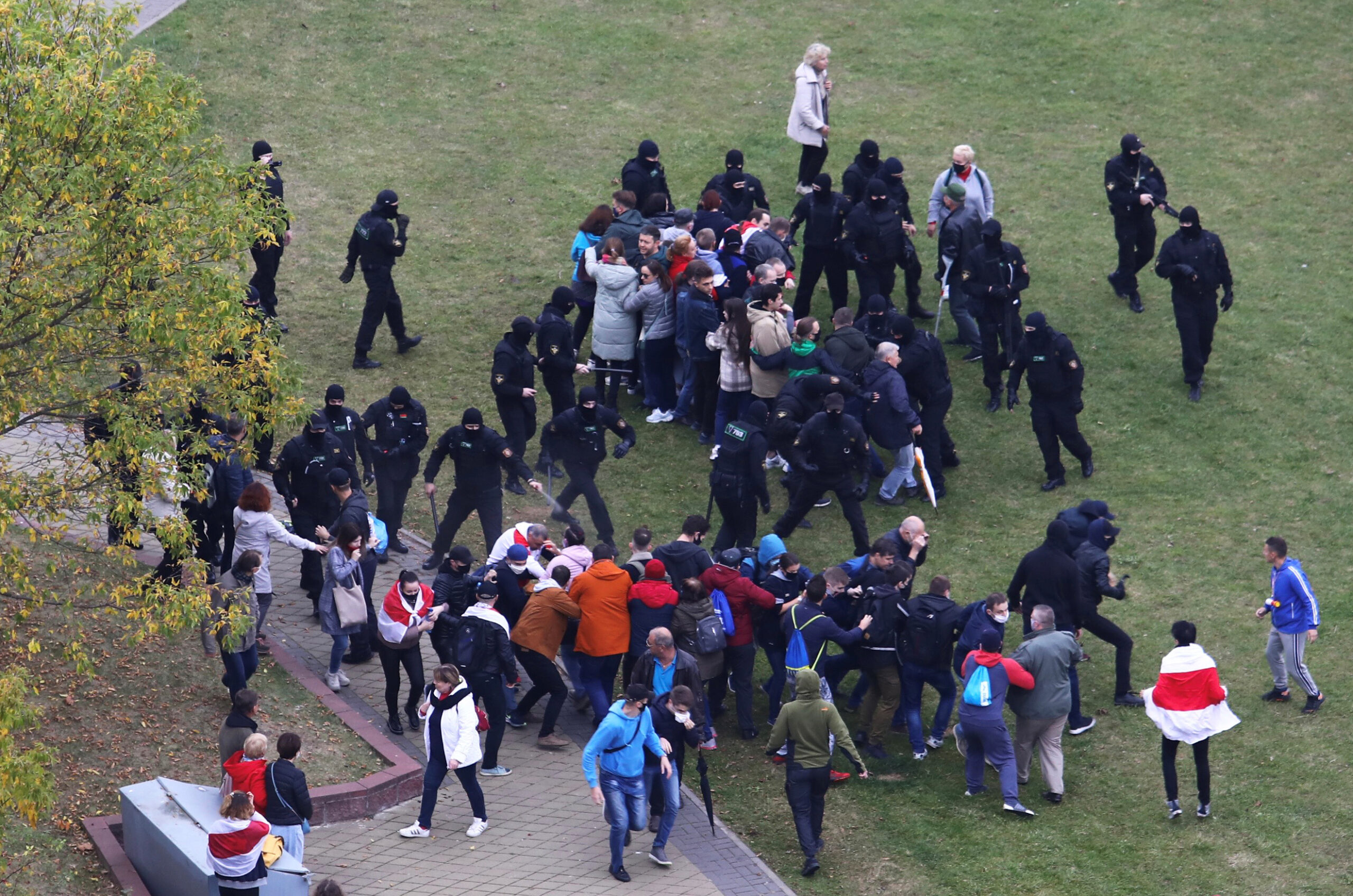 Столкновения начались вскоре после начала акции. Фото REUTERS/Stringer//Scanpix/Leta