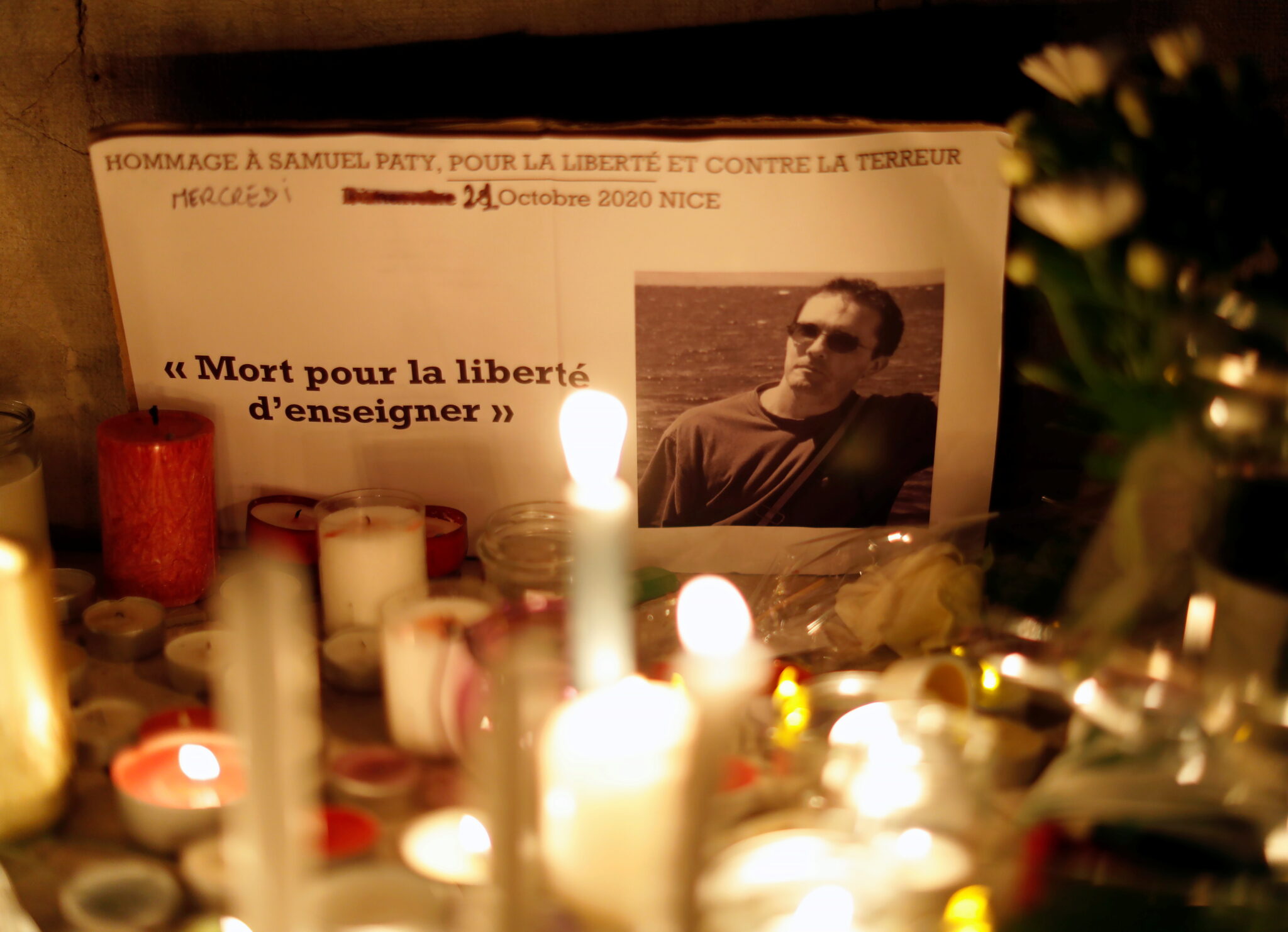 Импровизированный мемориал в память о Самюэле Пати. Фото REUTERS/Eric Gaillard/Scanpix/Leta