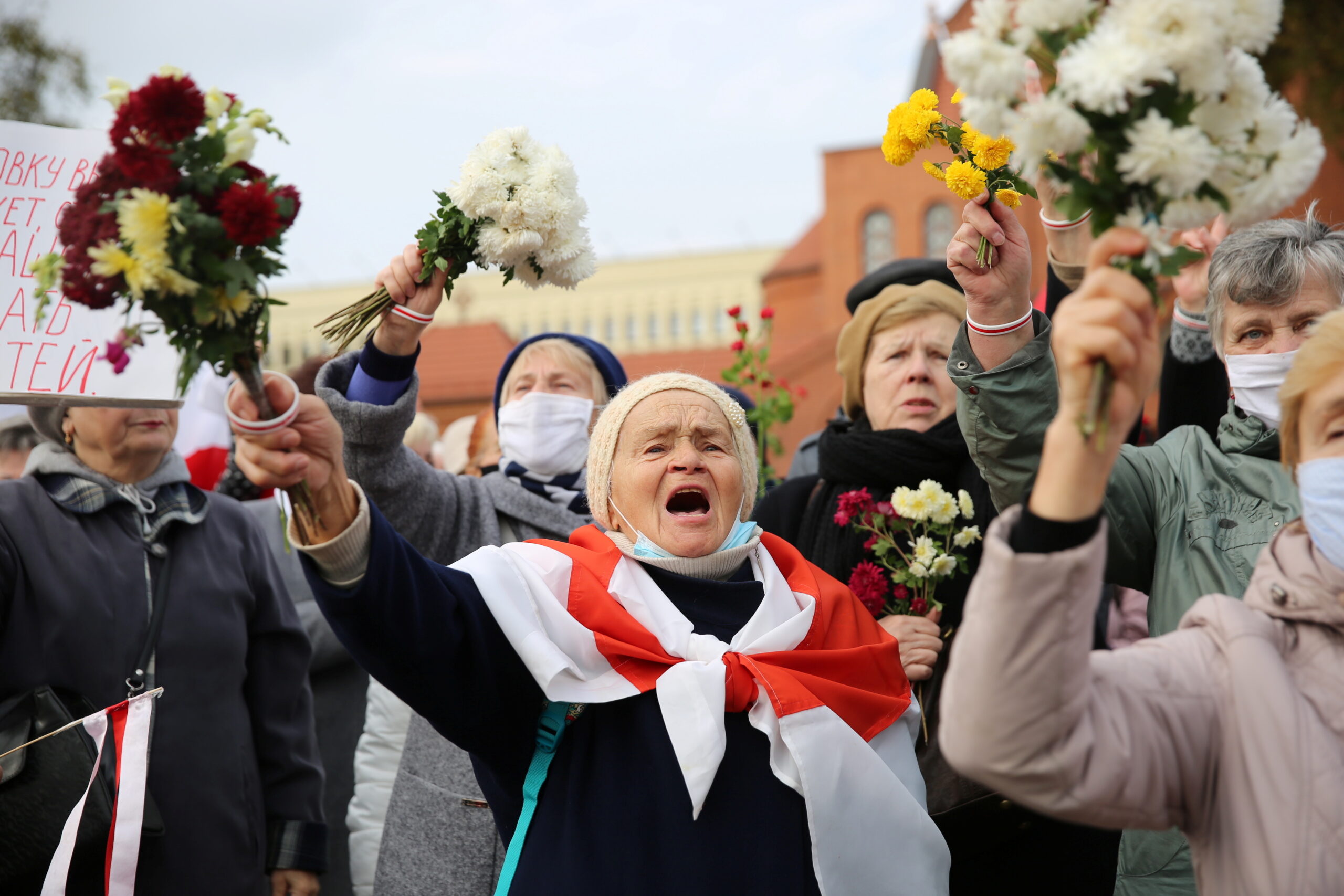 Пенсионеры вышли поддержать бастующих. Фото  REUTERS/Stringer/Scanpix/Leta
