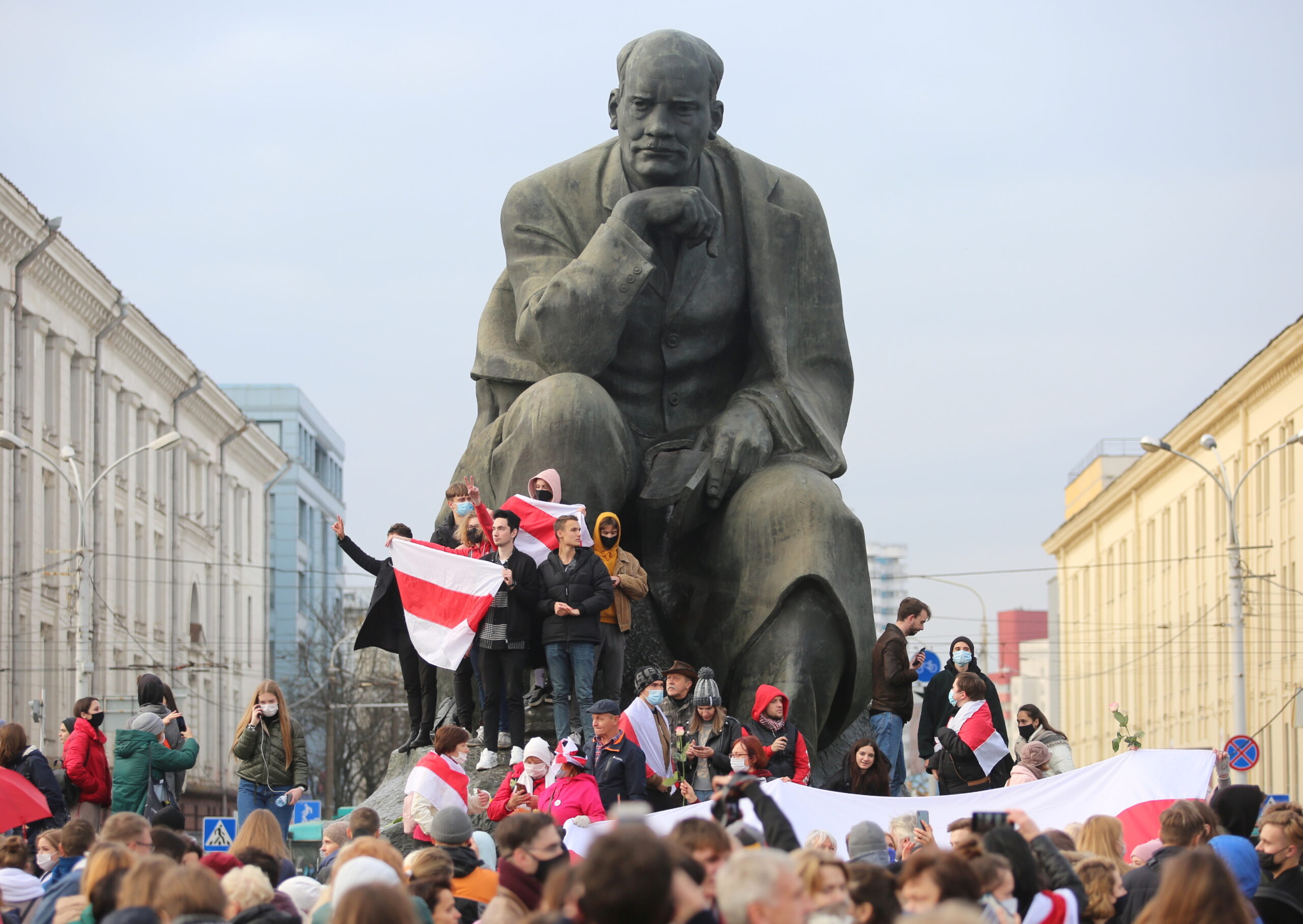 Участники акции на статуе писателя Якуба Коласа. Фото  REUTERS/Stringer/Scanpix/Leta