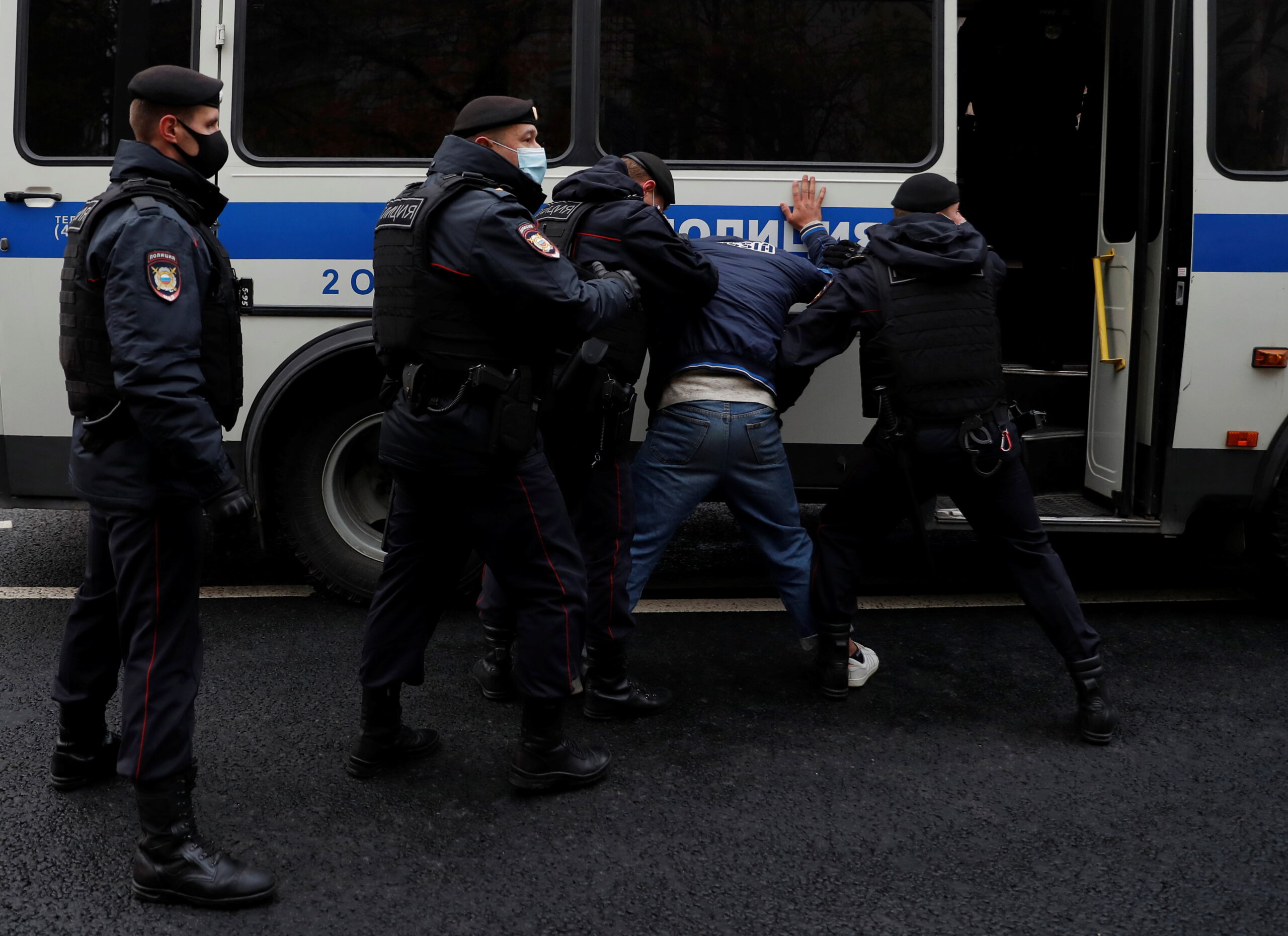 Задержание на пятничной акции. Очевидцы утверждают, что силовики действовали достаточно жестко. Фото REUTERS/Evgenia Novozhenina/Scanpix/Leta