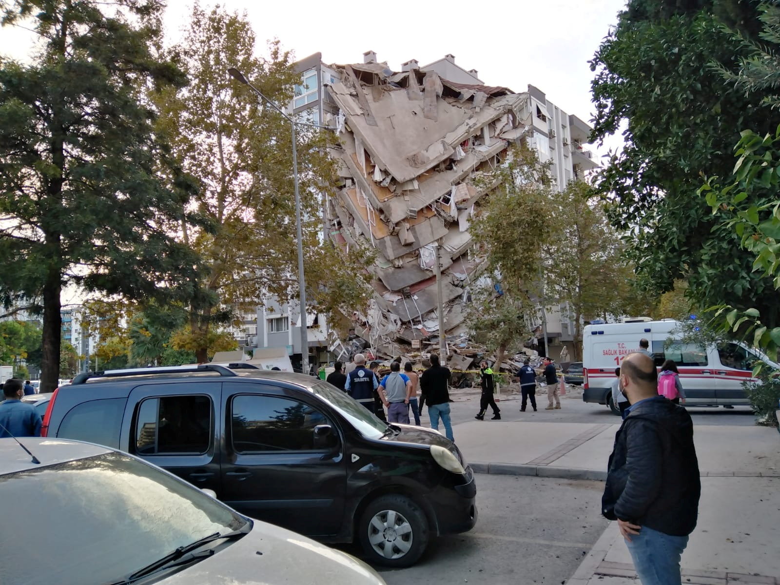 Один из пострадавших жилых домов в Измире. Фото REUTERS/Tuncay Dersinlioglu/Scanpix/Leta