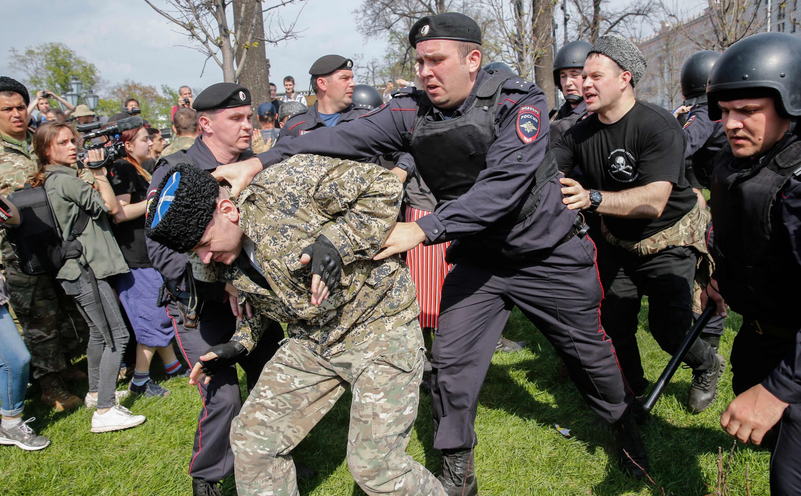 Полицейский задерживает казака на акции 5 мая 2018 года. Фото / AFP PHOTO / Maxim ZMEYEV/Scanpix/Leta
