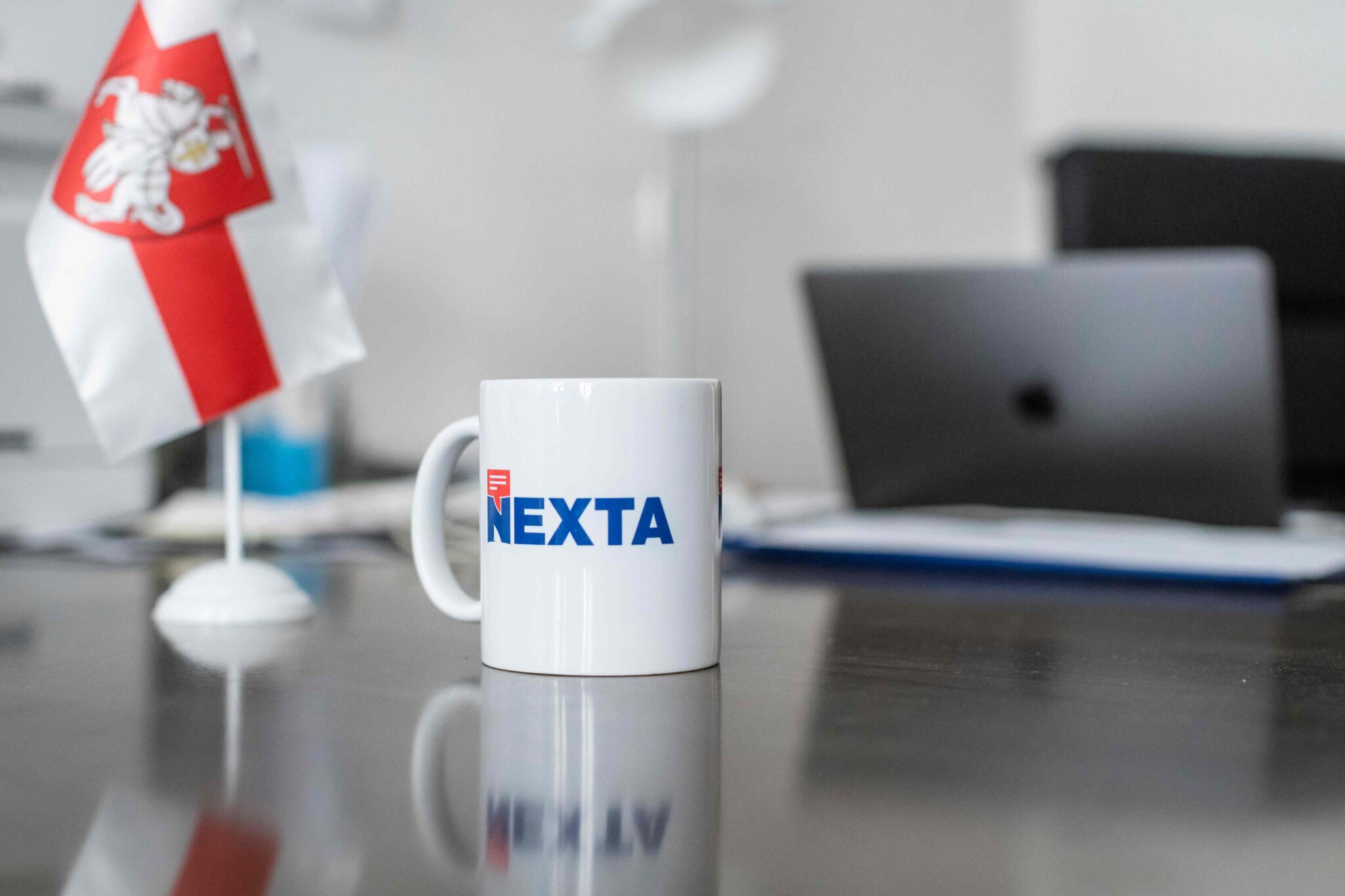 Кружка с логотипом Nexta. Фото WOJTEK RADWANSKI / TASS / Scanpix / Leta