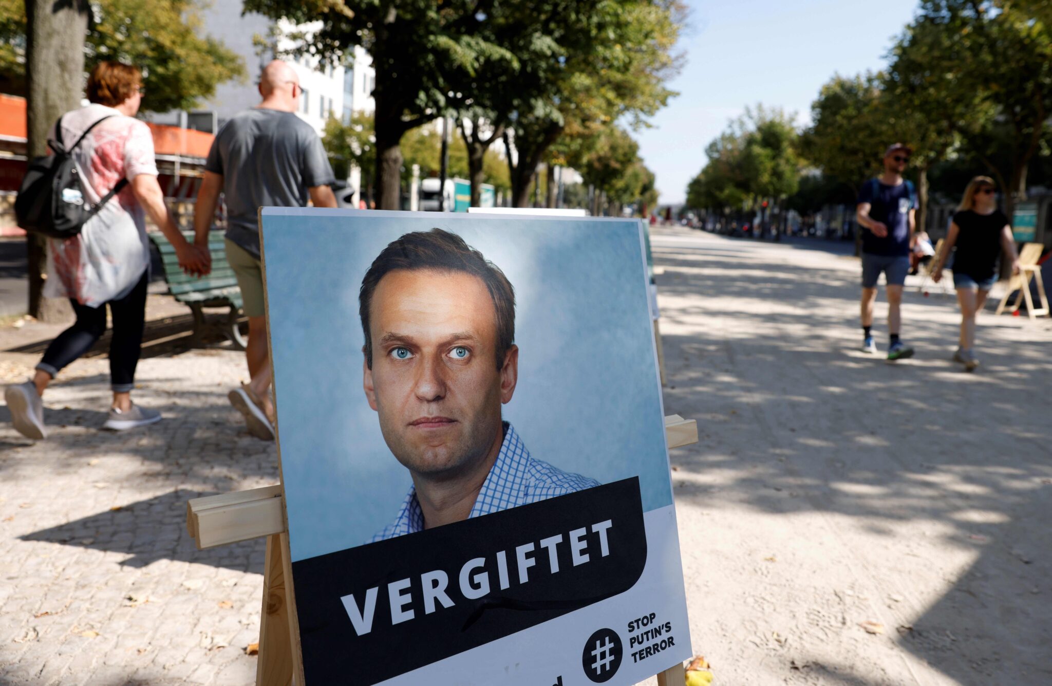 Плакат с изображением Навального и надписью "Отравлен" перед российском посольством в Берлине. Фото ODD ANDERSEN / TASS / Scanpix / Leta
