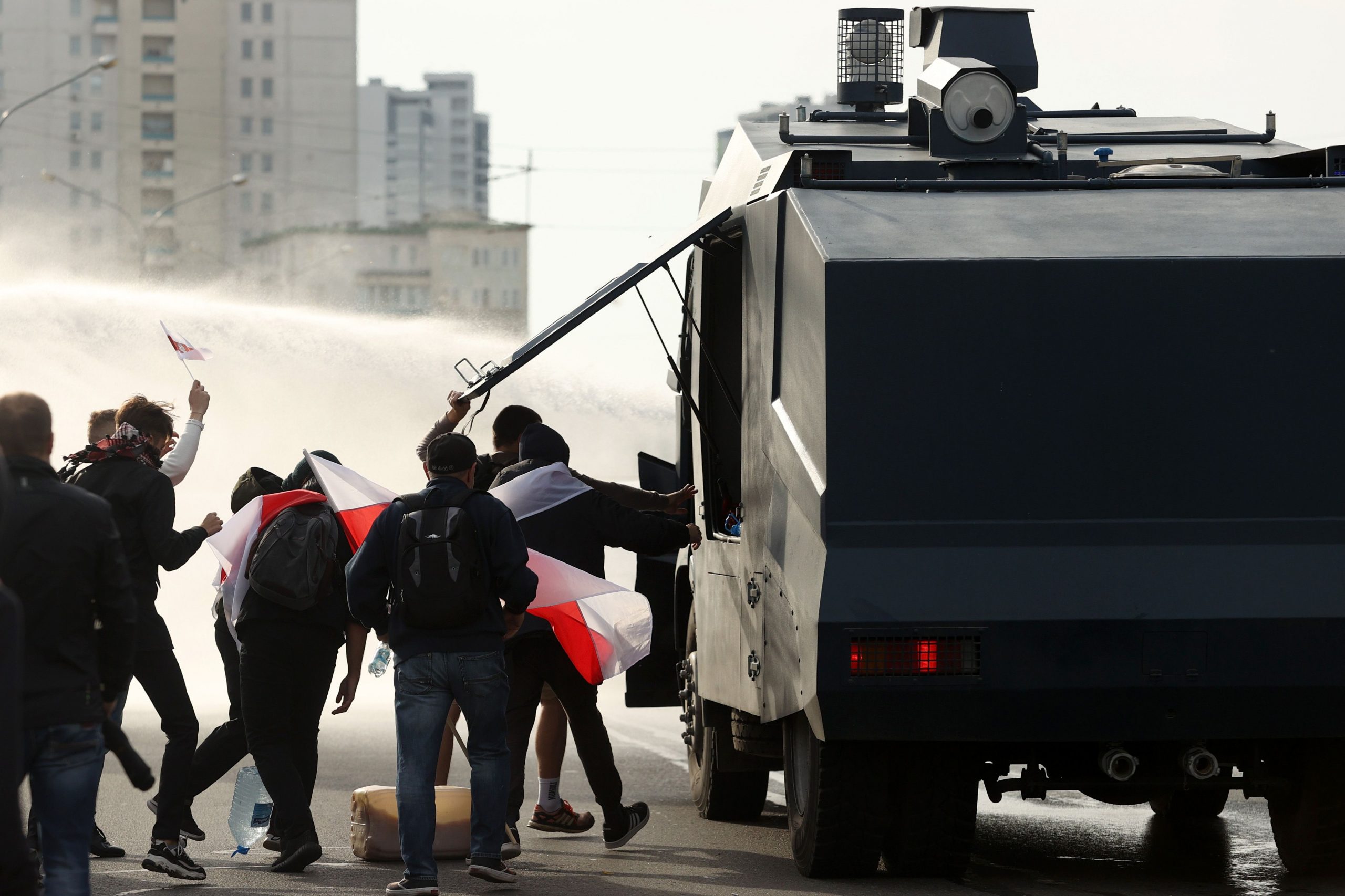 Демонстранты пытаются сломать водомет. Фото STRINGER / AFP/Scanpix/Leta