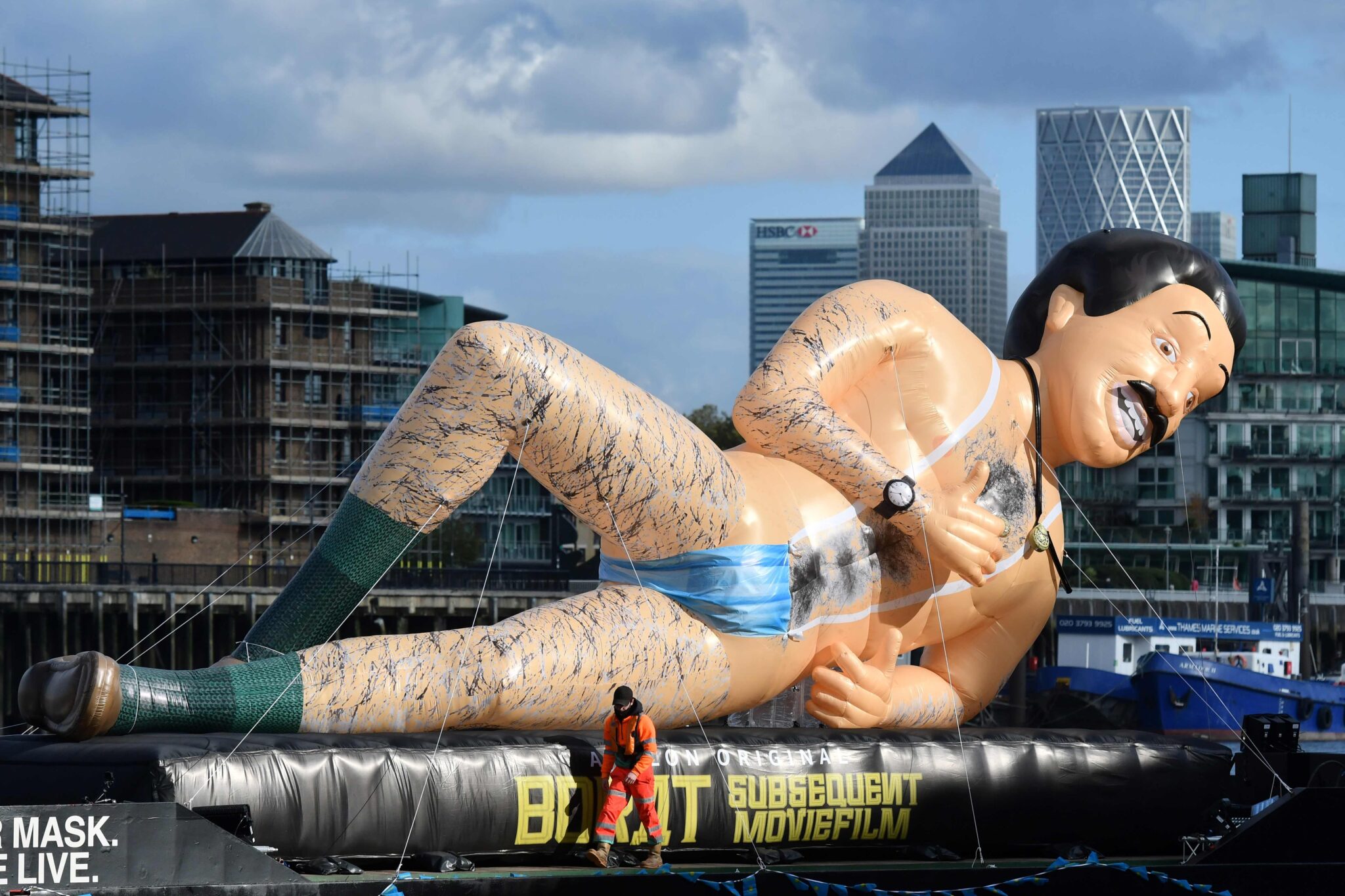 Надувная фигура Бората на Темзе перед премьерой фильма. Фото JUSTIN TALLIS / AFP/Scanpix/Leta