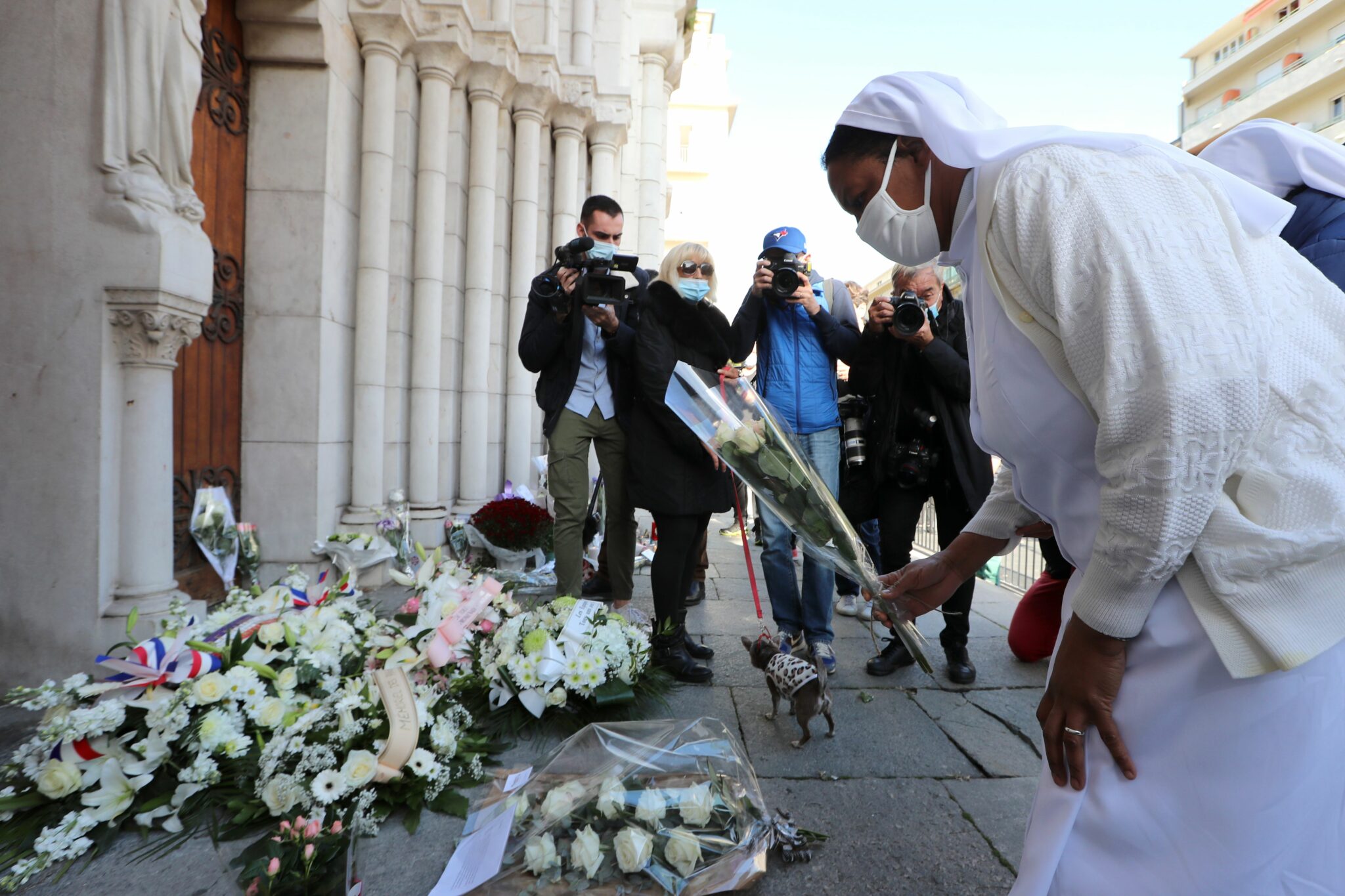 Жители Ниццы возлагают цветы к месту трагедии. Фото VALERY HACHE / TASS / Scanpix / Leta