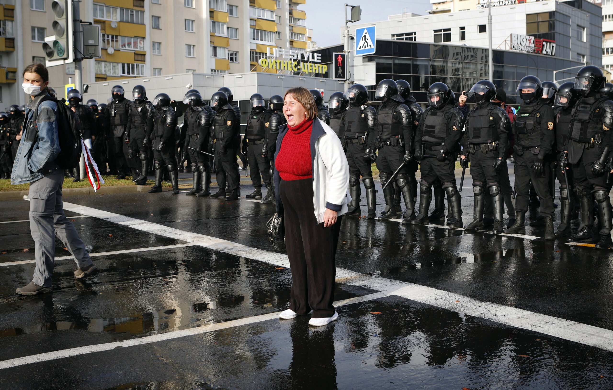 Участница акции протеста в Минске напротив шеренги силовиков. Фото AP Photo/Scanpix/Leta