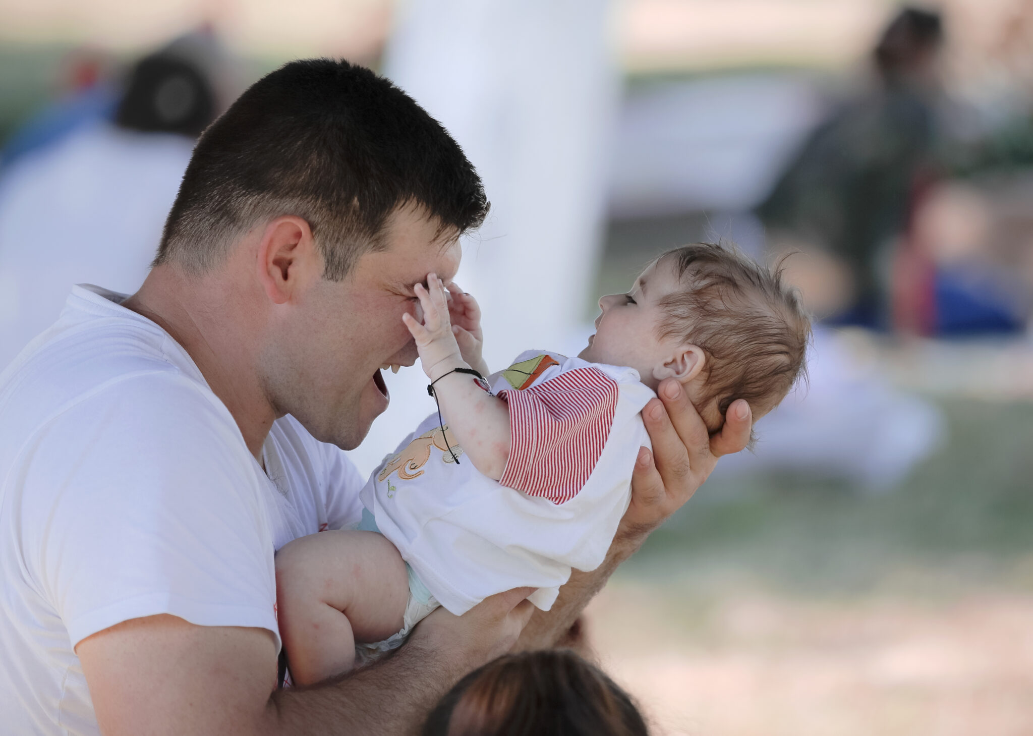 Мужчина с ребенком. Фото Vadim Ghirda / TASS / Scanpix / Leta