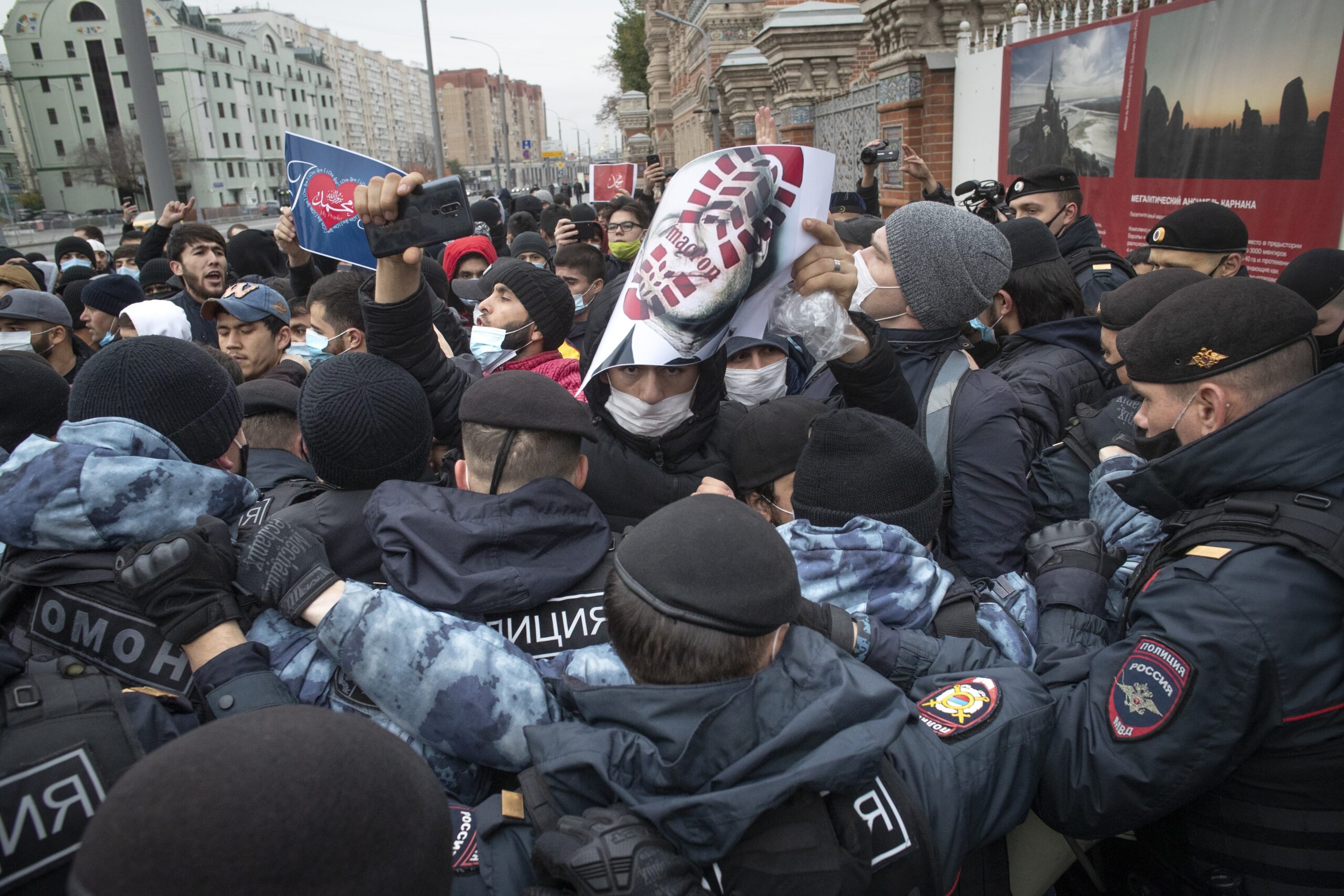 Силовики вокруг протестующих у здания посольства в пятницу. Фото AP Photo/Pavel Golovkin/Scanpix/Leta
