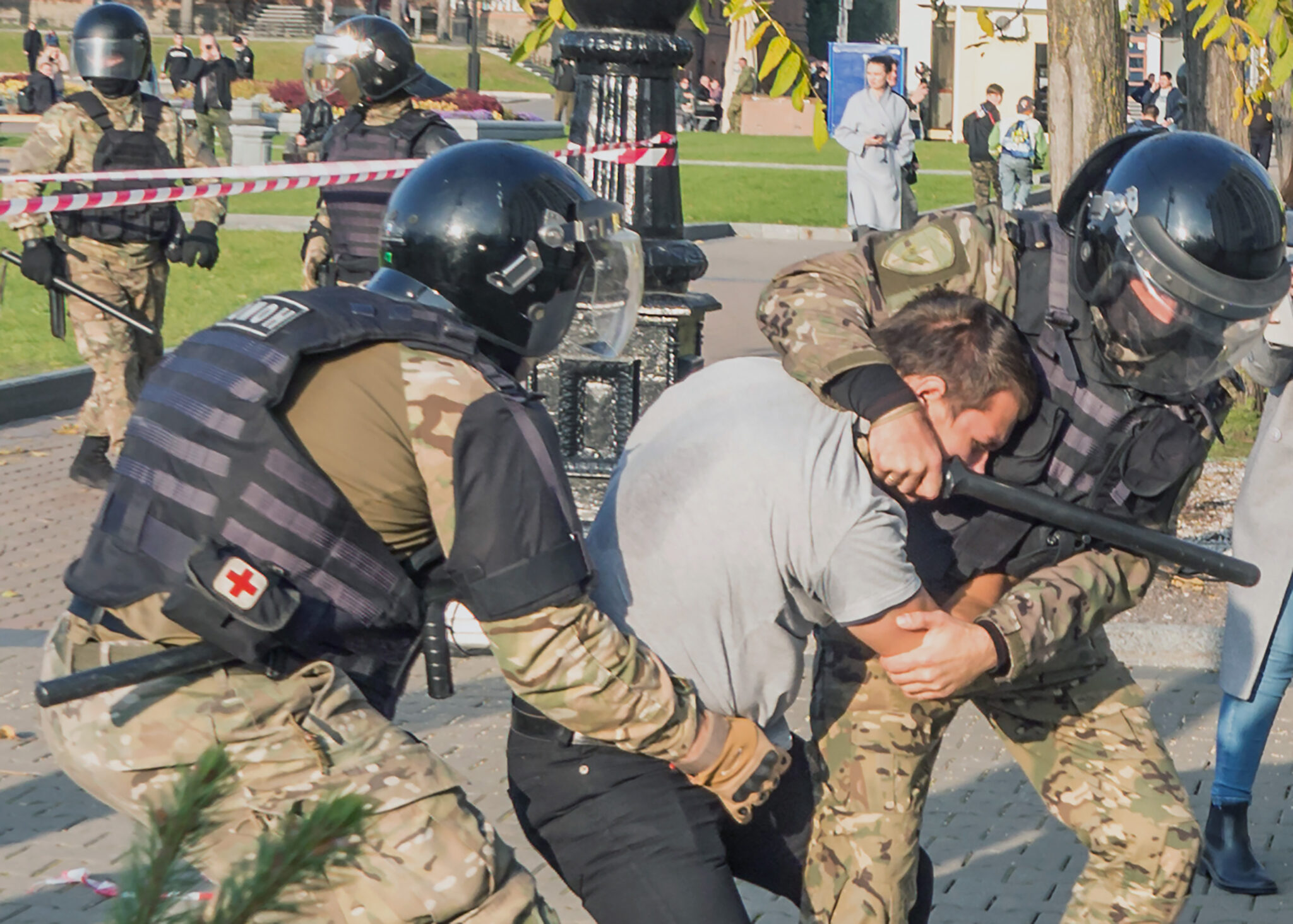 Задержание участника акции проетста в Хабаровске 10 октября. Фото AP Photo/Igor Volko/Scanpix/Leta