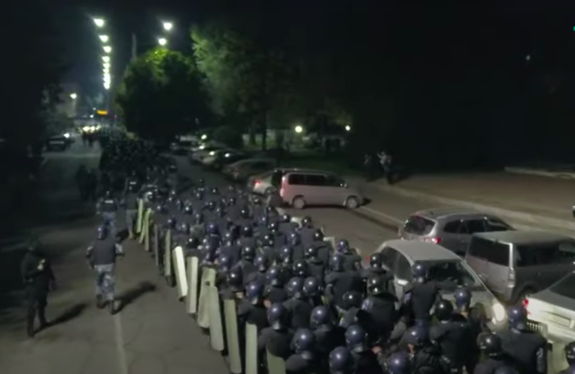 Милиция в Бишкеке готовится к разгону протестующих. Скриншот видео YouTube-канала AKIpress news