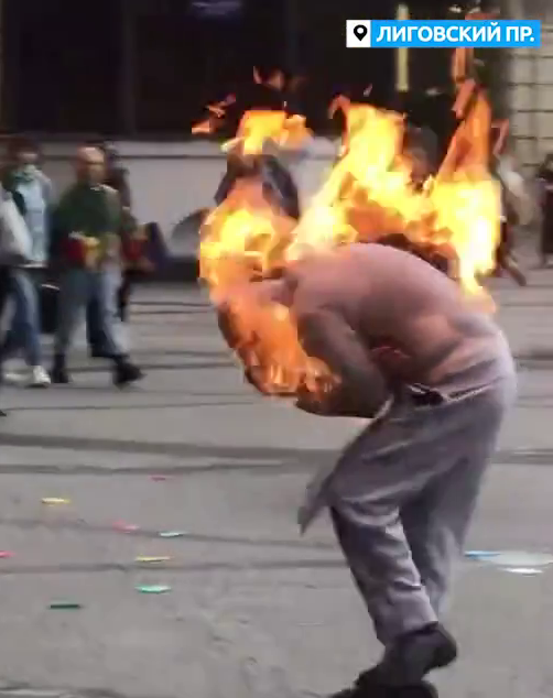 Попытка самосожжения в Санкт-Петербурге. Скриншот видео Mash