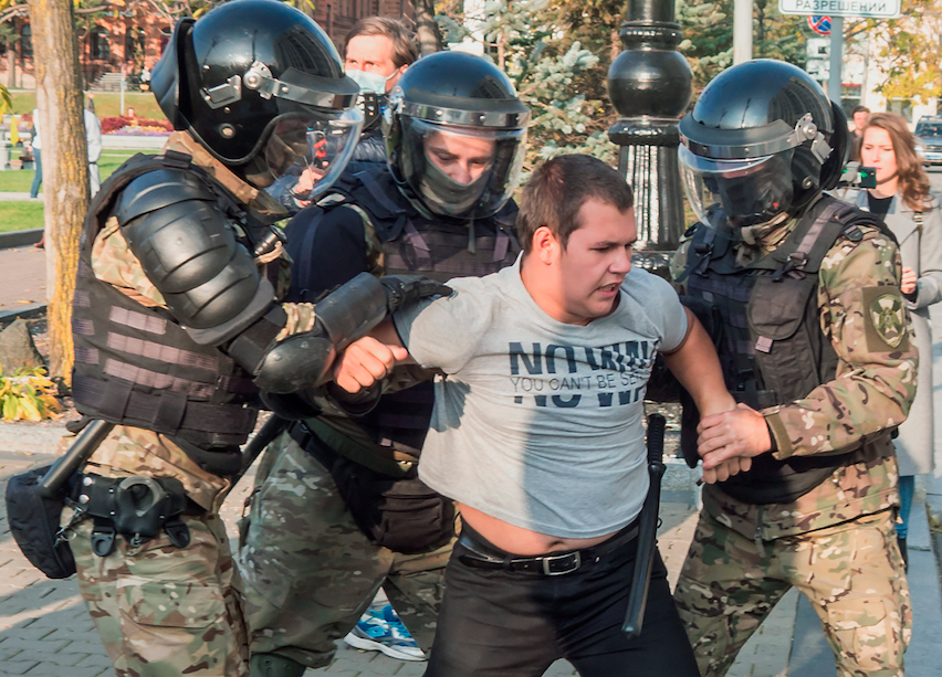 Задержание участника акции протеста в Хабаровске 10 октября. Фото AP Photo/Igor Volkov/Scanpix/Leta