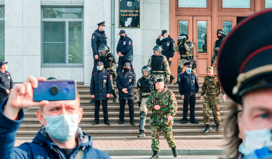 Полицейские и силовики возле здания правительства края. Фото AP Photo/Igor Volkov/Scanpix/Leta