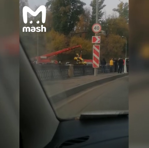 Такси вытаскивают из реки в Москве. Скриншот видео Mash
