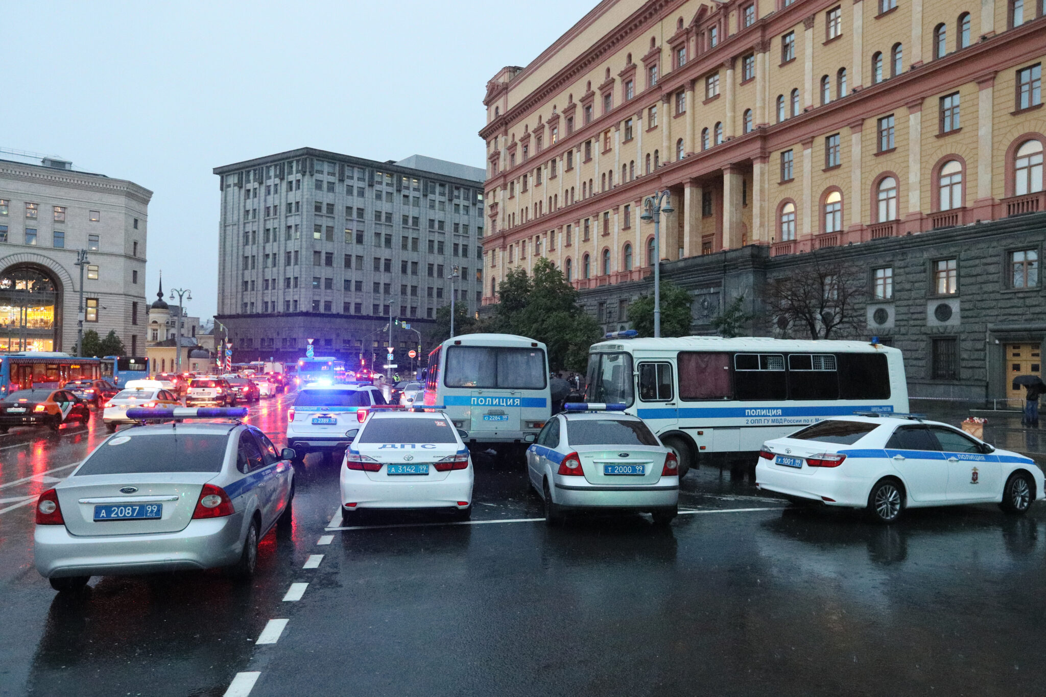 Автомобили полиции у здания ФСБ в Москве. Фото Gavriil Grigorov/TASS/Scanpix/Leta