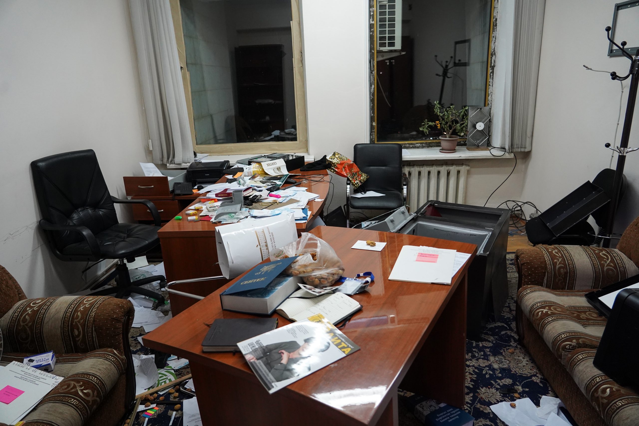 Результат погрома в одном из офисов в парламенте. Фото Abylai Saralayev/TASS/Scanpix/Leta
