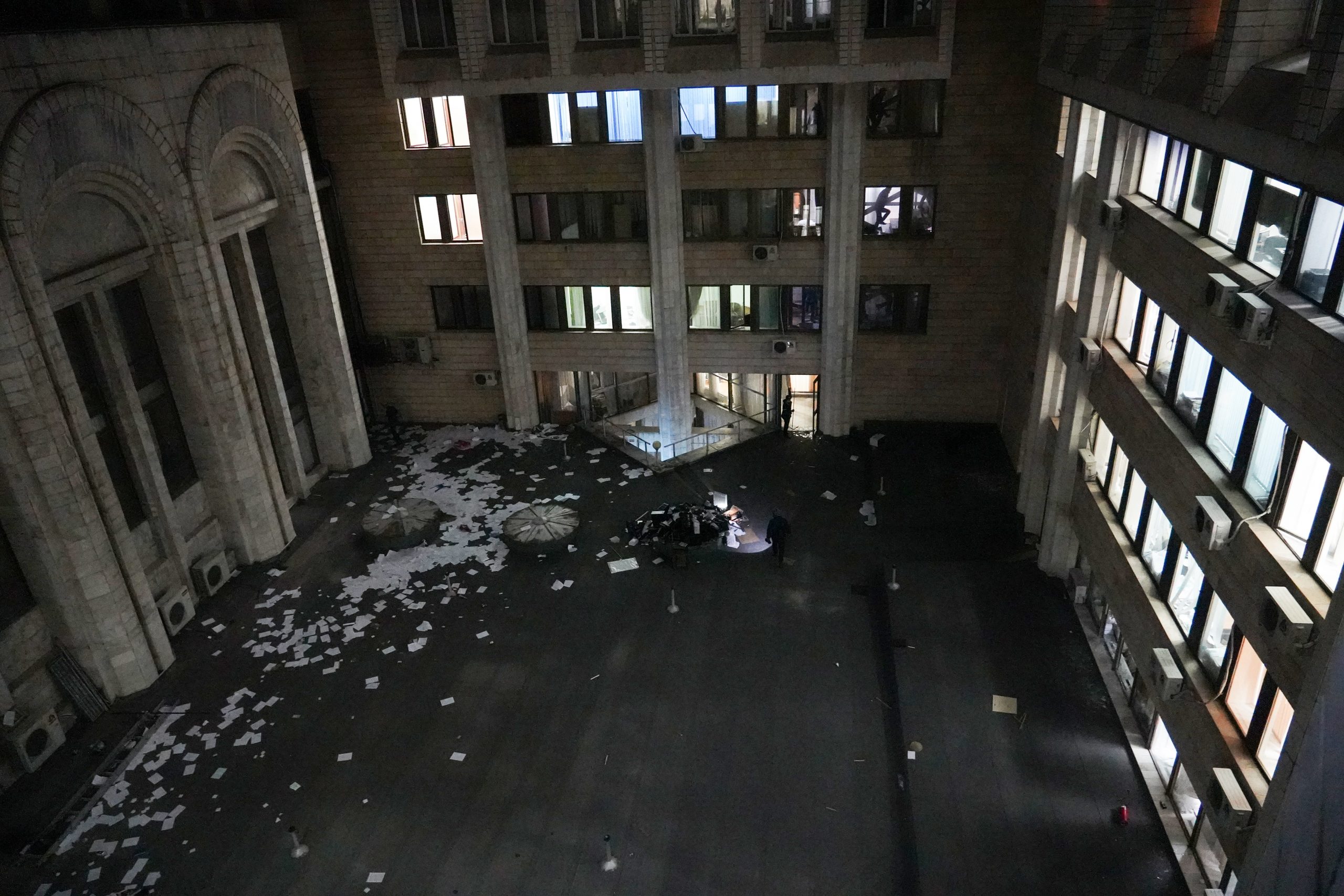 Здание парламента после захвата – с выброшенными в окно бумагами на асфальте. Фото Abylai Saralayev/TASS/Scanpix/Leta