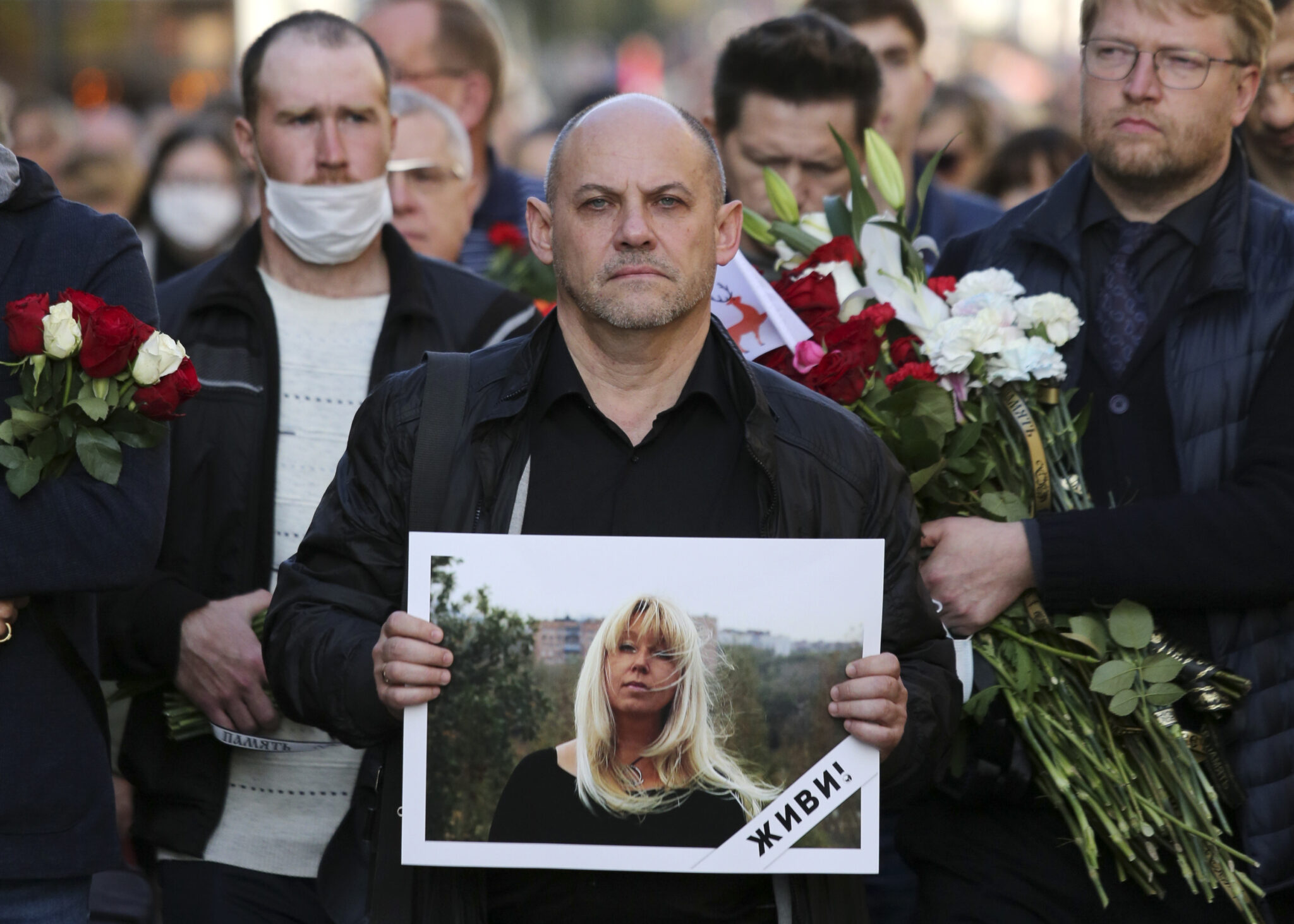 Участники акции в память об Ирине Славиной. Фото Mikhail Solunin/TASS/Scanpix/Leta