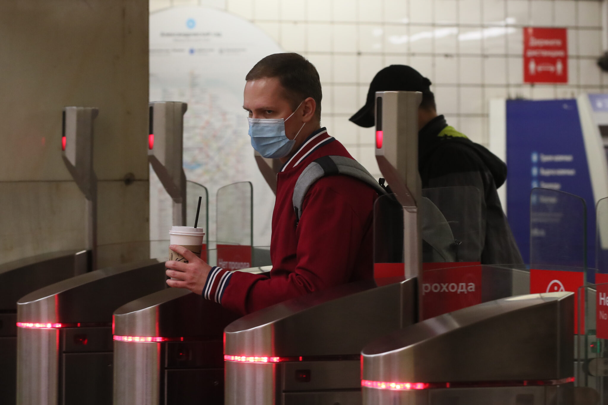Пассажиры метро в масках. Фото Vladimir Gerdo/TASS/ Scanpix / Leta