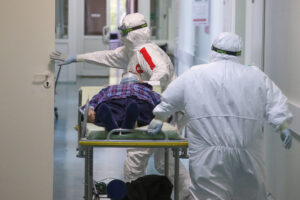 Пациент с коронавирусом. Фото Sergei Karpukhin / TASS / Scanpix / Leta