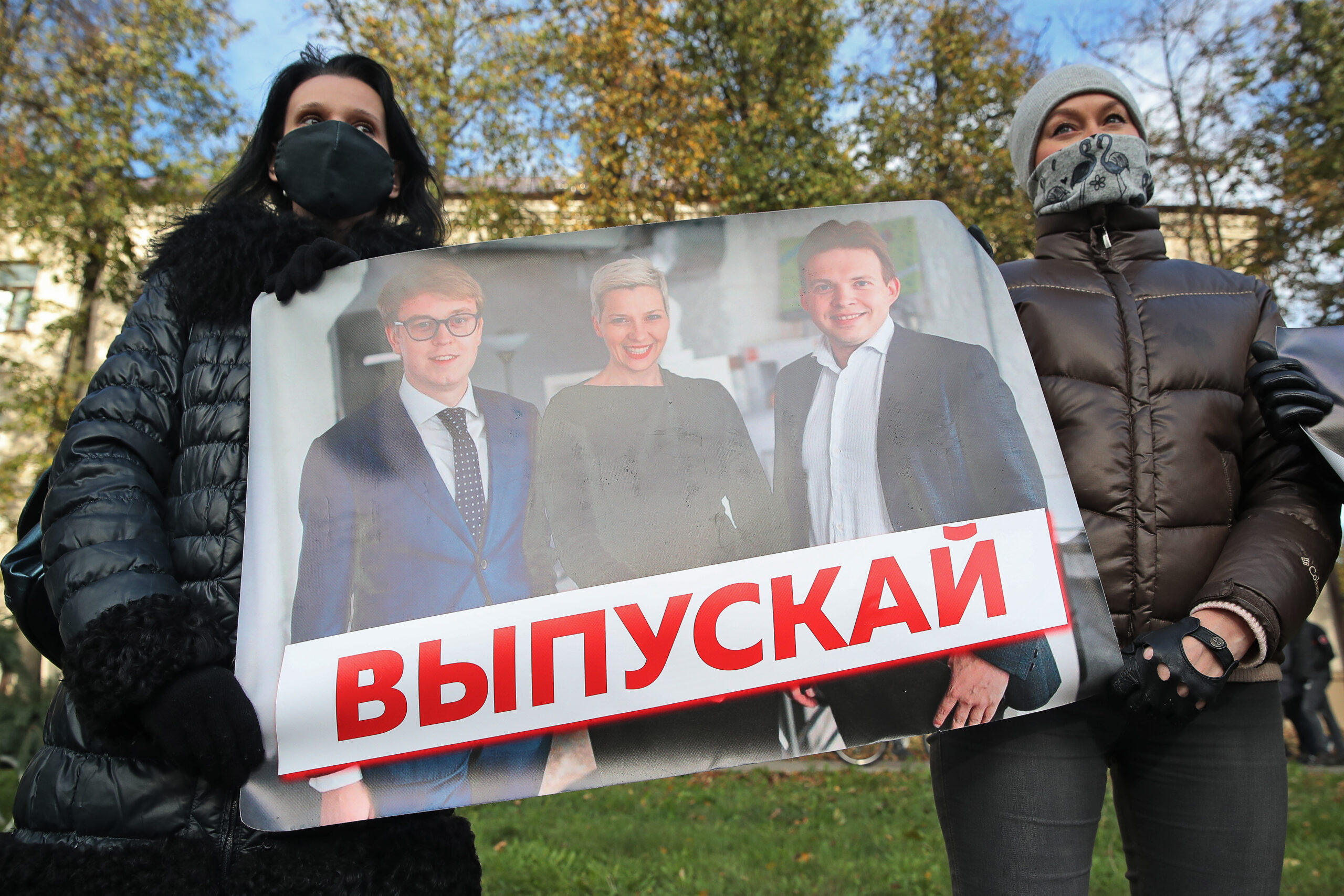 Участники марша с плакатами, на которых изображены арестованные члены Конституционного совета оппозиции. Фото Natalia Fedosenko/TASS/Scanpix/Leta