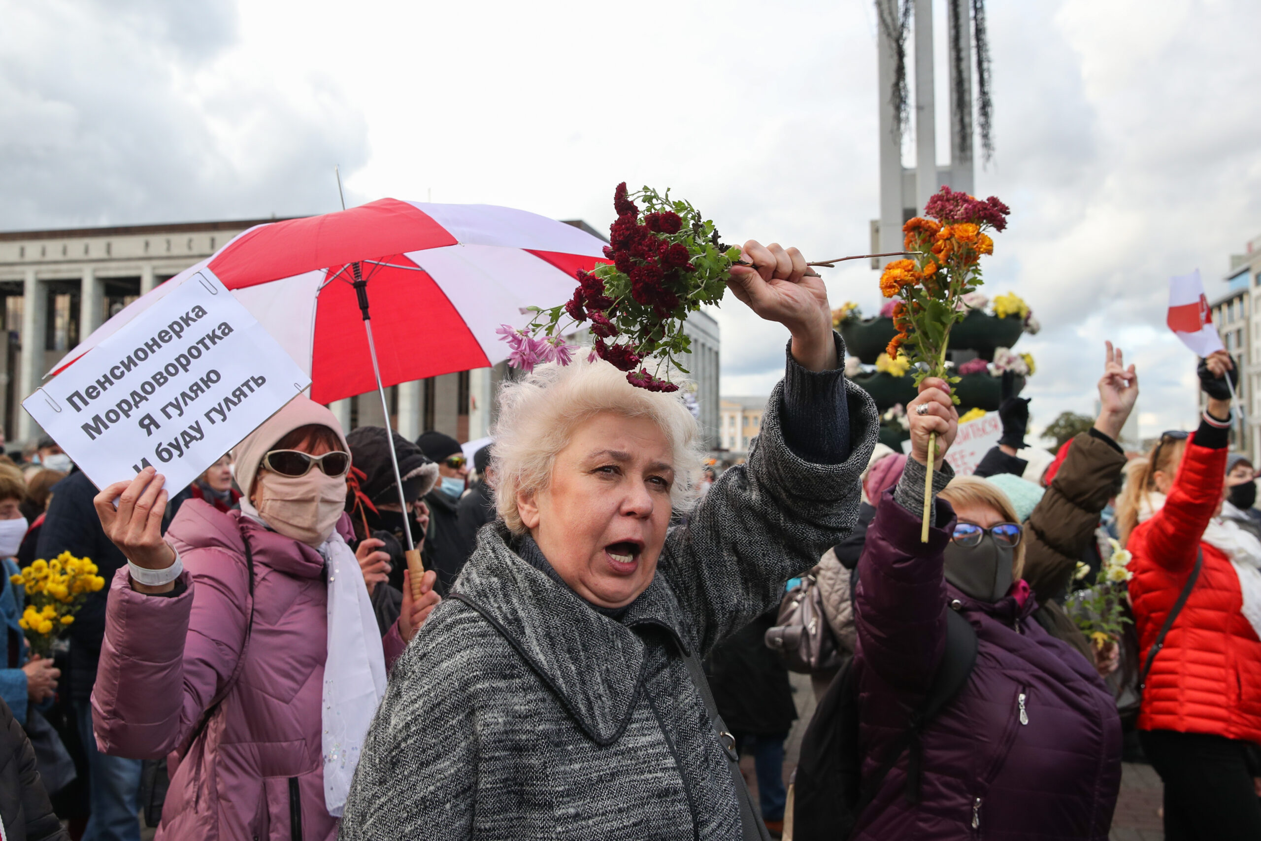 Многие пришли на акцию с цветами.  Фото Natalia Fedosenko/TASS/Scanpix/Leta 