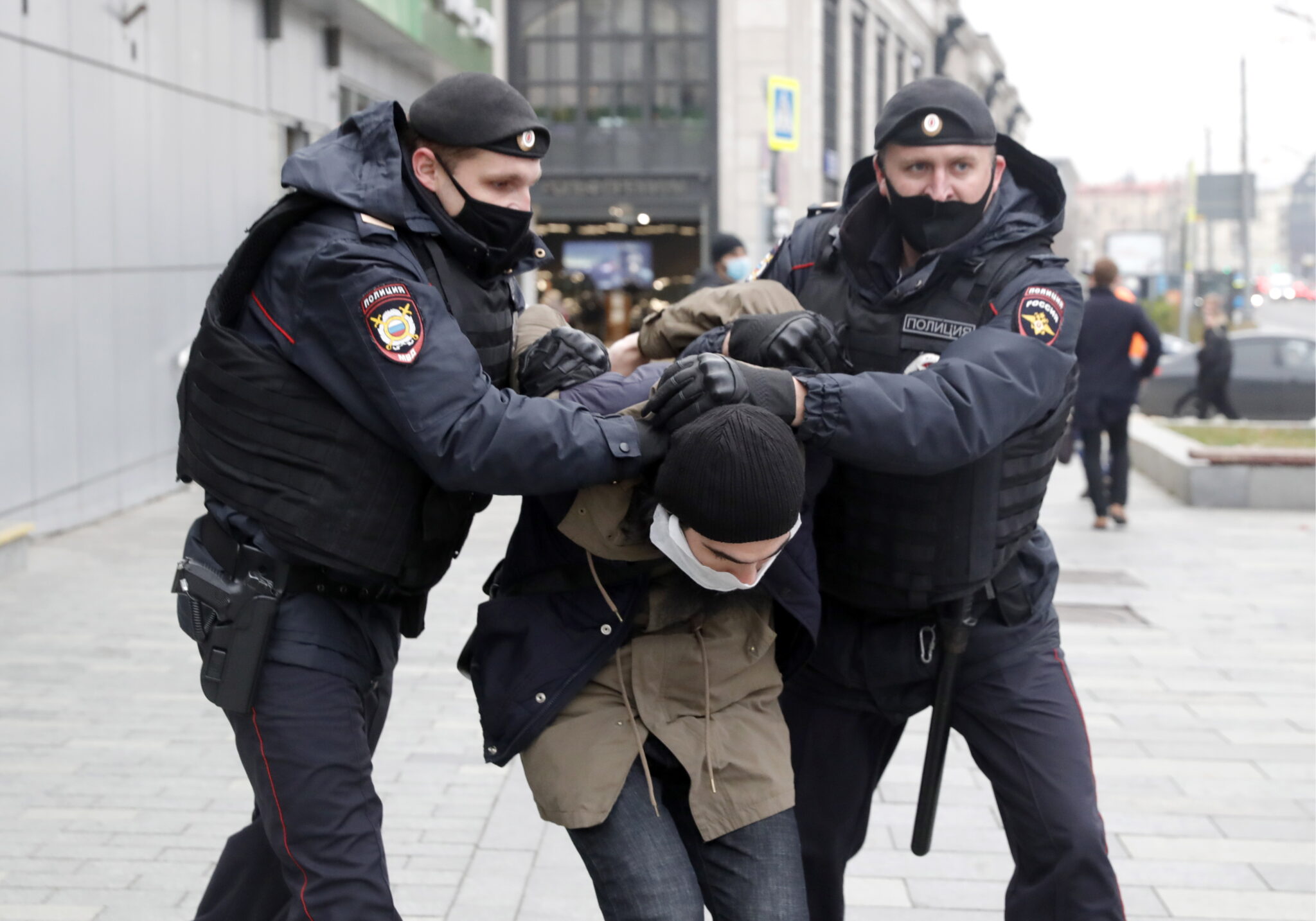 Задержание участника акции протеста у посольства Франции. Фото Mikhail Japaridze/TASS/Scanpix/Leta