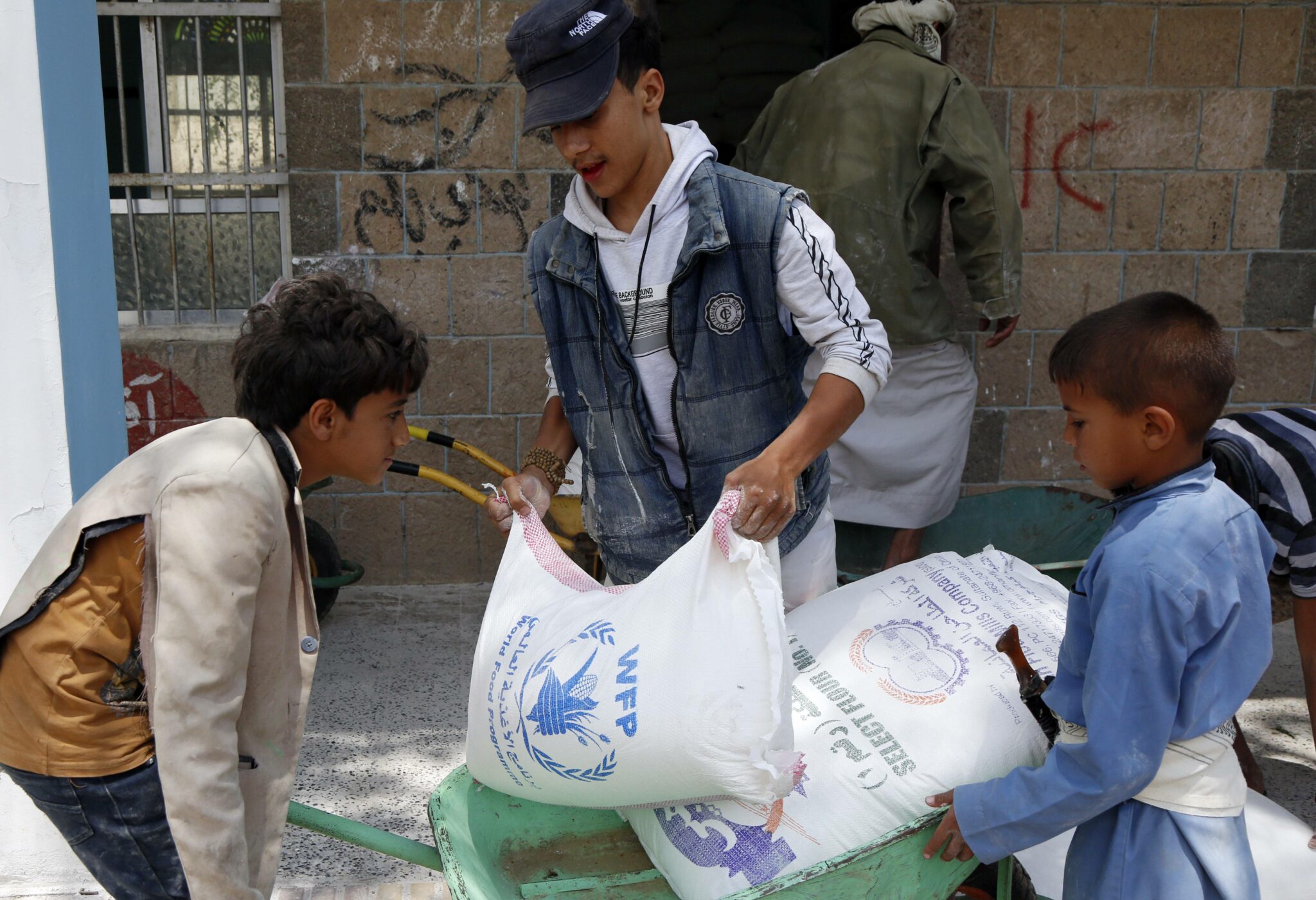 Раздача продовольственной помощи в Йемене. Фото Mohammed Mohammed/Xinhua/Scanpix/Leta