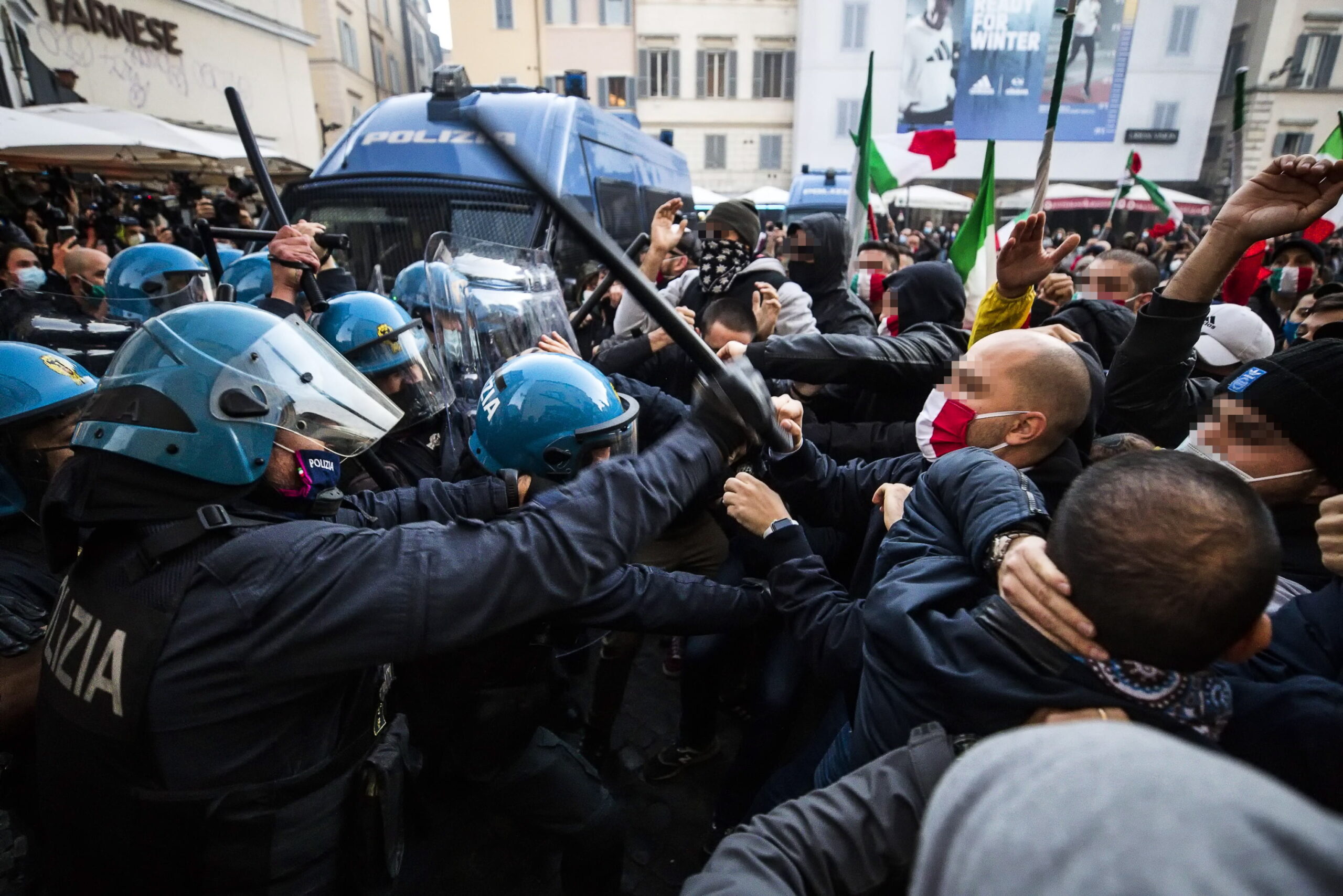 Столкновения полиции и протестующих против локдауна  в Риме. Фото EPA/ANGELO CARCONI/Scanpix/Leta