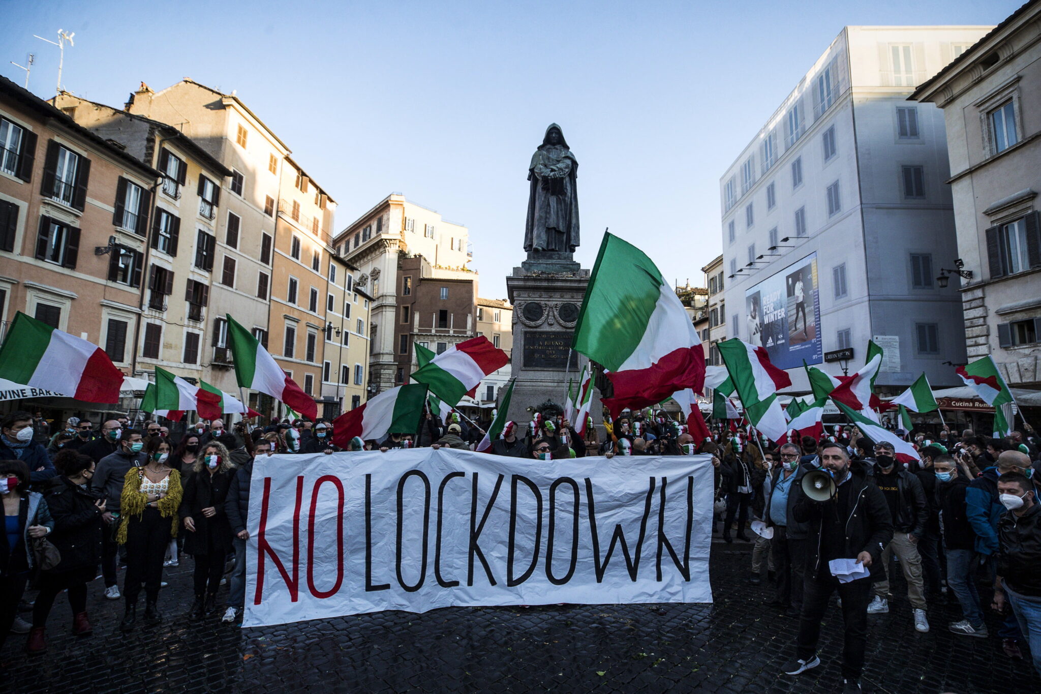 Акция протеста против локдауна в Риме. Фото EPA/ANGELO CARCONI/Scanpix/Leta
