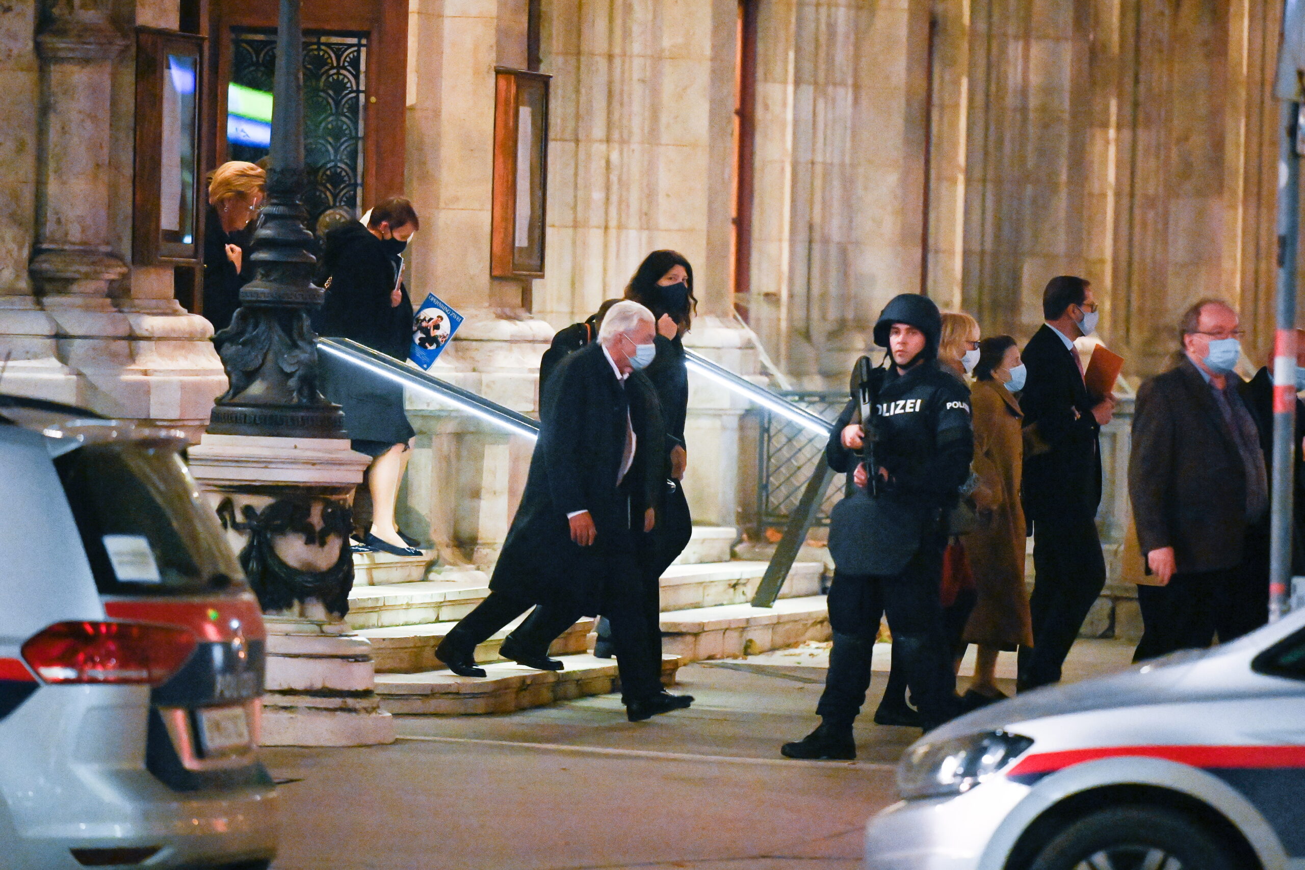 Полиция проводит эвакуацию посетителей Венской оперы. Фото EPA/CHRISTIAN BRUNA/Scanpix/Leta