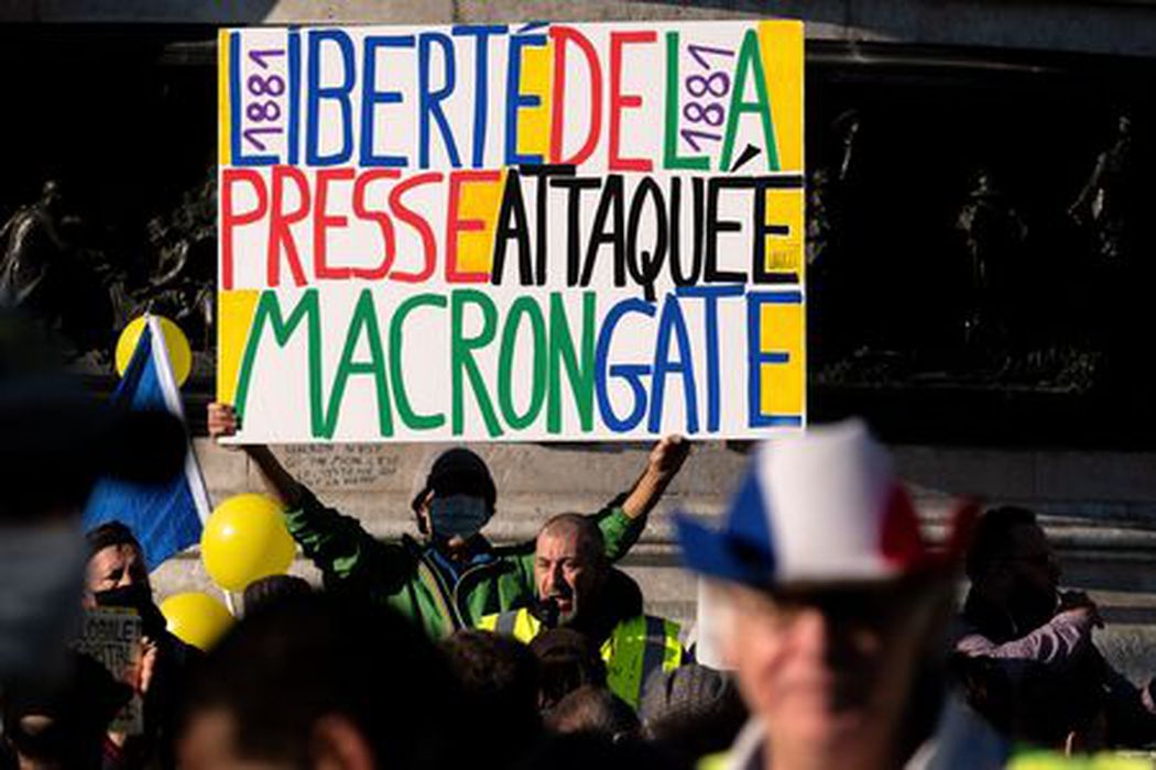 Протесты в Париже против законопроекта «О глобальной безопасности» 28 ноября 2020 года. Фото AFP / Scanpix / Leta