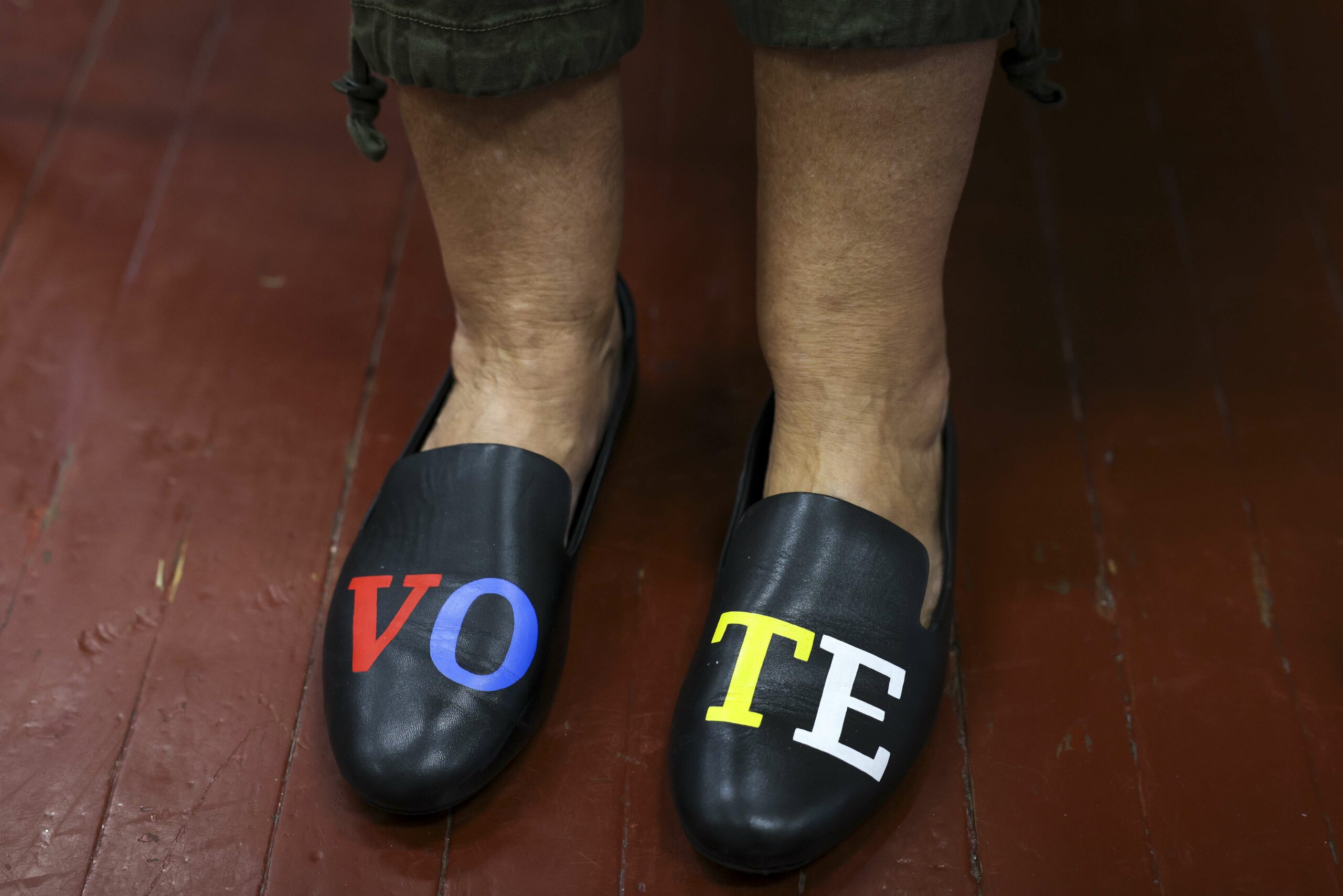 Туфли с призывом к голосованию у работницы избиркома в городе Чарльстон. Фото Michael Ciaglo/Getty Images/AFP/Scanpix/Leta