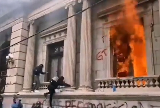 Протестующие в Гватемале, выступающие простив принятого бюджета страны, подожгли здание конгресса. Кадр видео Youtube-канала El Pais