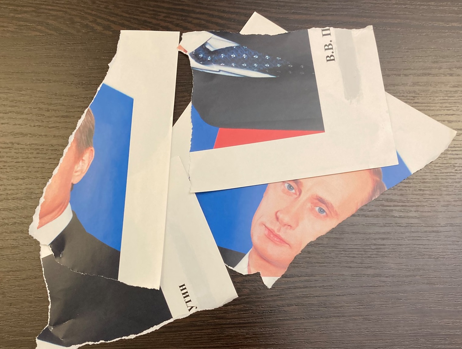 Порванная фотография Владимира Путина. Фото со страницы Никиты Юфреева на Facebook