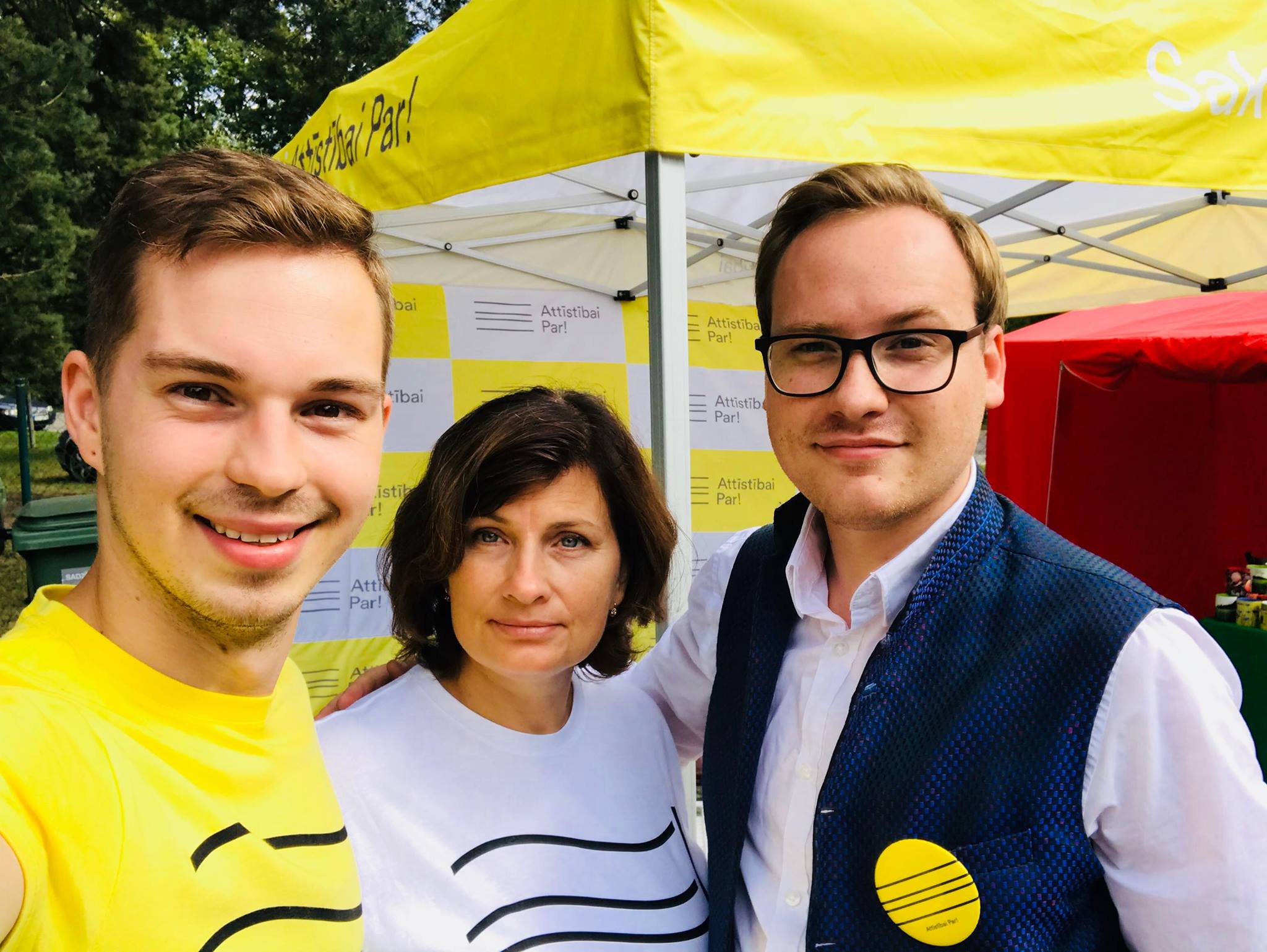 Илзе Винькеле (в центре) во время предвыборной кампании в Сейм в 2018 г. Фото со страницы Илзе Винькеле на Facebook