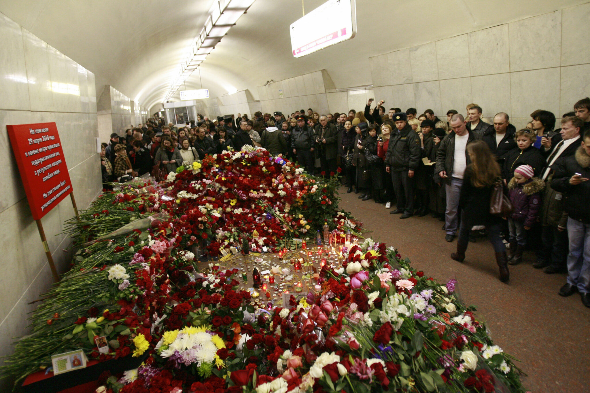 Акция памяти погибших при теракте в метро Москвы. Фото  AFP PHOTO / STR/Scanpix/Leta