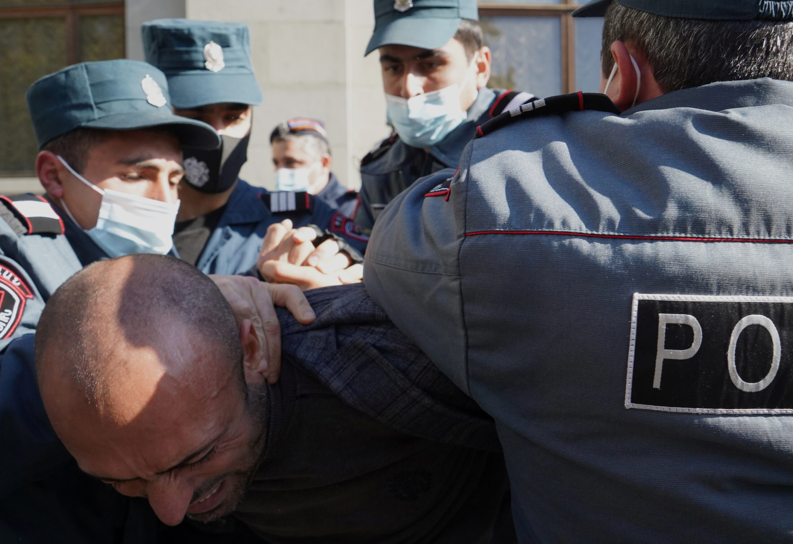 Некоторых участников задерживали довольно жестко. Фото REUTERS/Artem Mikryukov/Scanpix/Leta