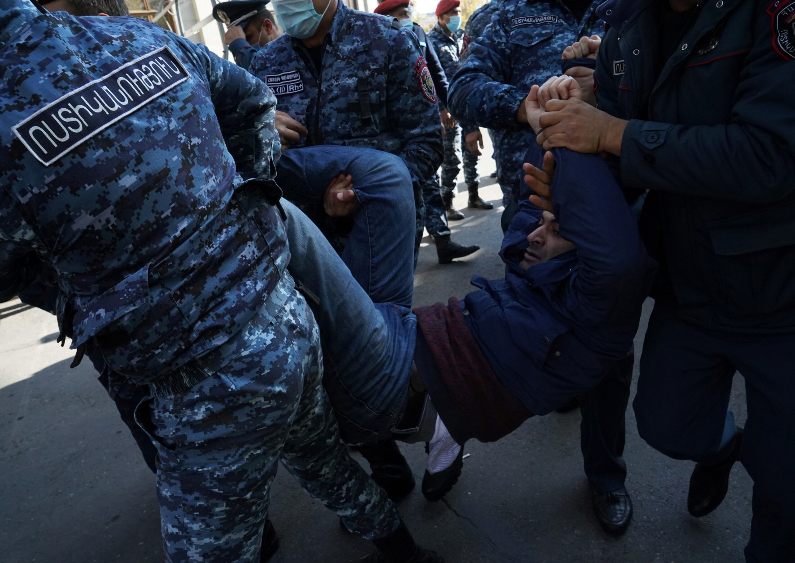 Некоторых протестующих приходилось буквально уносить. Фото REUTERS/Artem Mikryuko/Scanpix/Leta