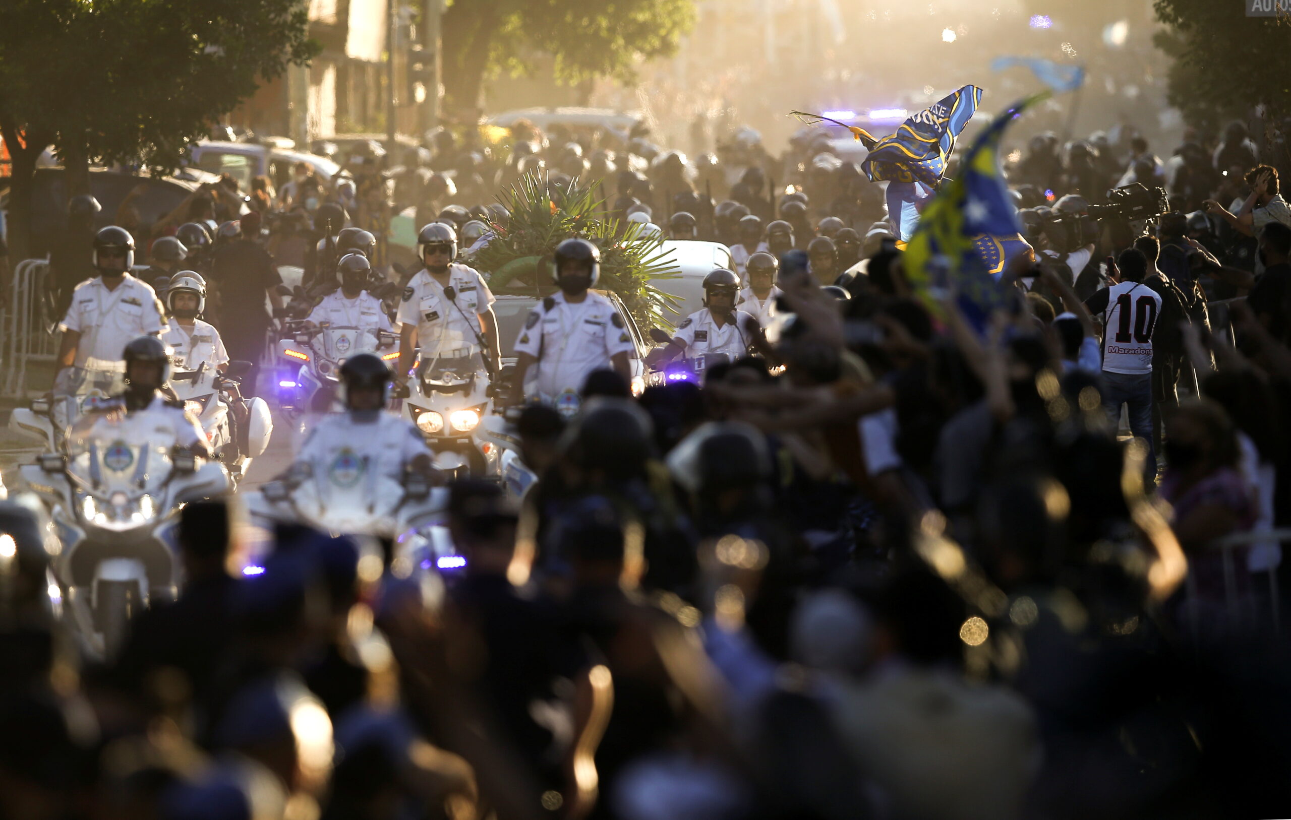 Полиция сопровождает кортеж с телом Марадоны. Фото REUTERS/Agustin Marcarian/Scanpix/Leta