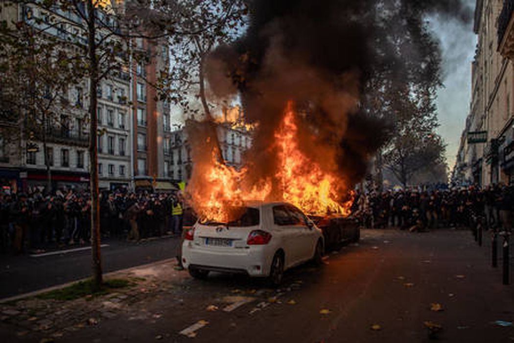 Протесты в Париже против законопроекта «О глобальной безопасности» 28 ноября 2020 года. Фото AFP / Scanpix / Leta