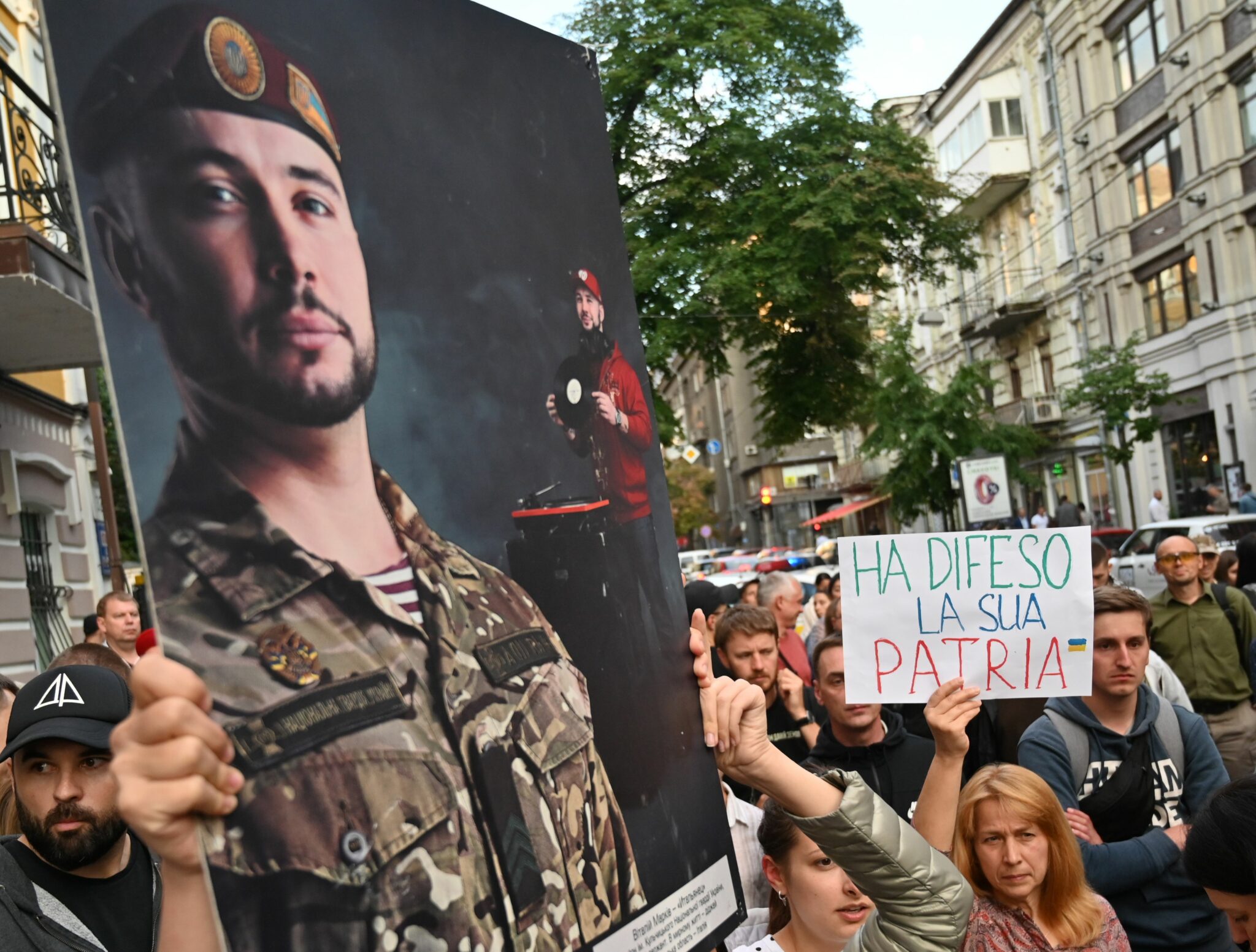 Портрет Виталия Маркива на акции в его поддержку. Надпись на плакате: «Защищал свою страну». Фото Sergei SUPINSKY / AFP/Scanpix/Leta