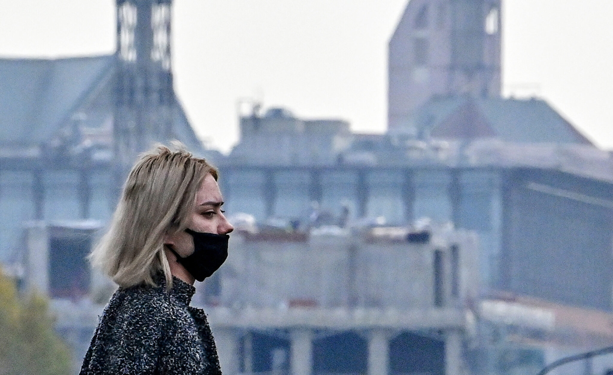 Женщина в маске. Фото YURI KADOBNOV / TASS / Scanpix / Leta