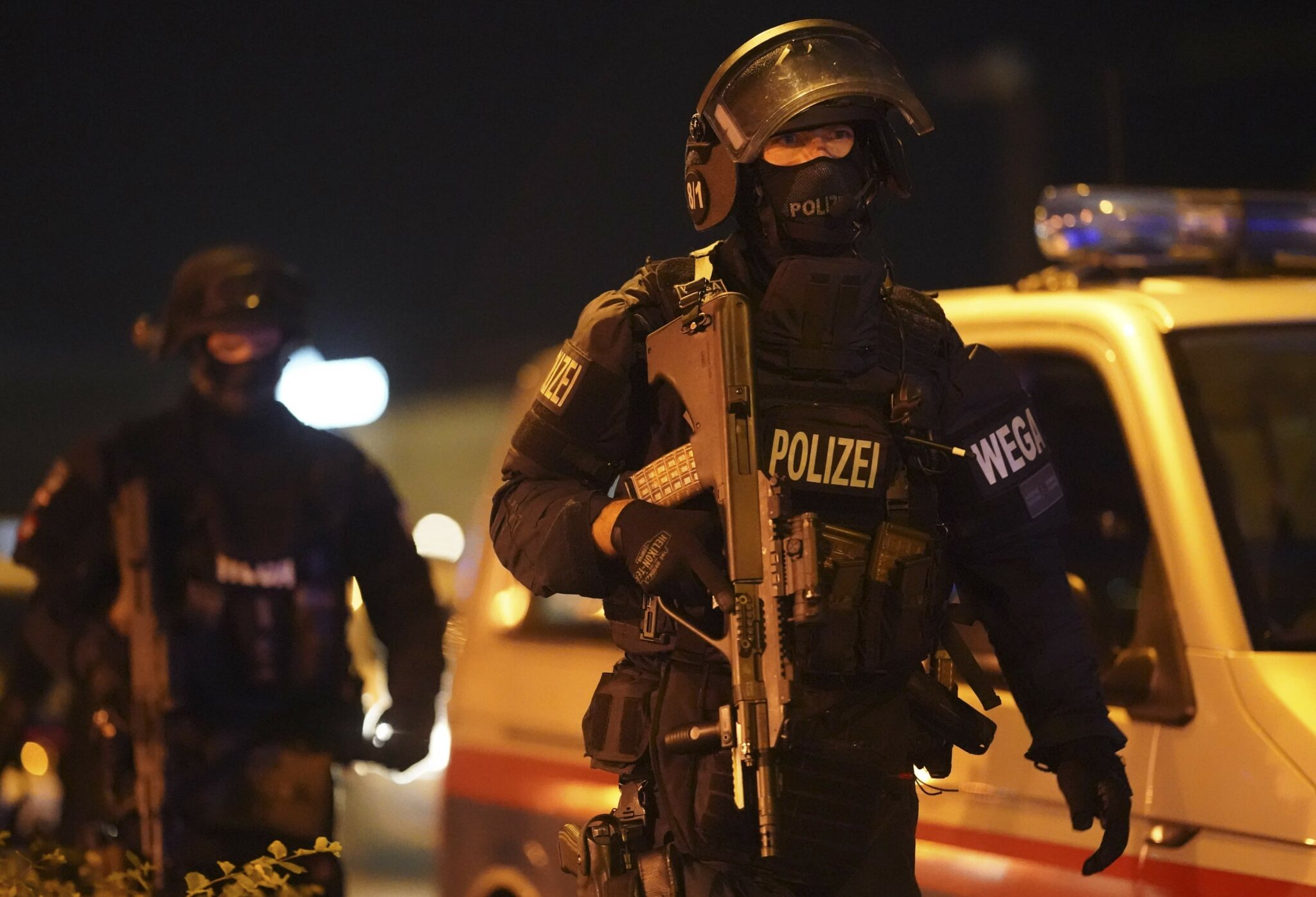 Полиция на улицах Вены после теракта. Фото GEORG HOCHMUTH / APA / AFP /   Scanpix/Leta