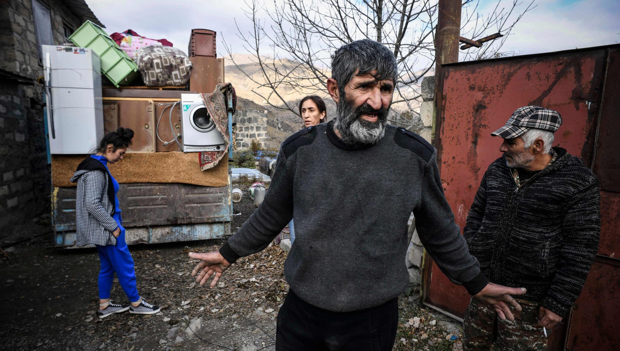 Армяне вывозят свои вещи из дома в городе Кельбаджар. Фото ALEXANDER NEMENOV / TASS / Scanpix / Leta