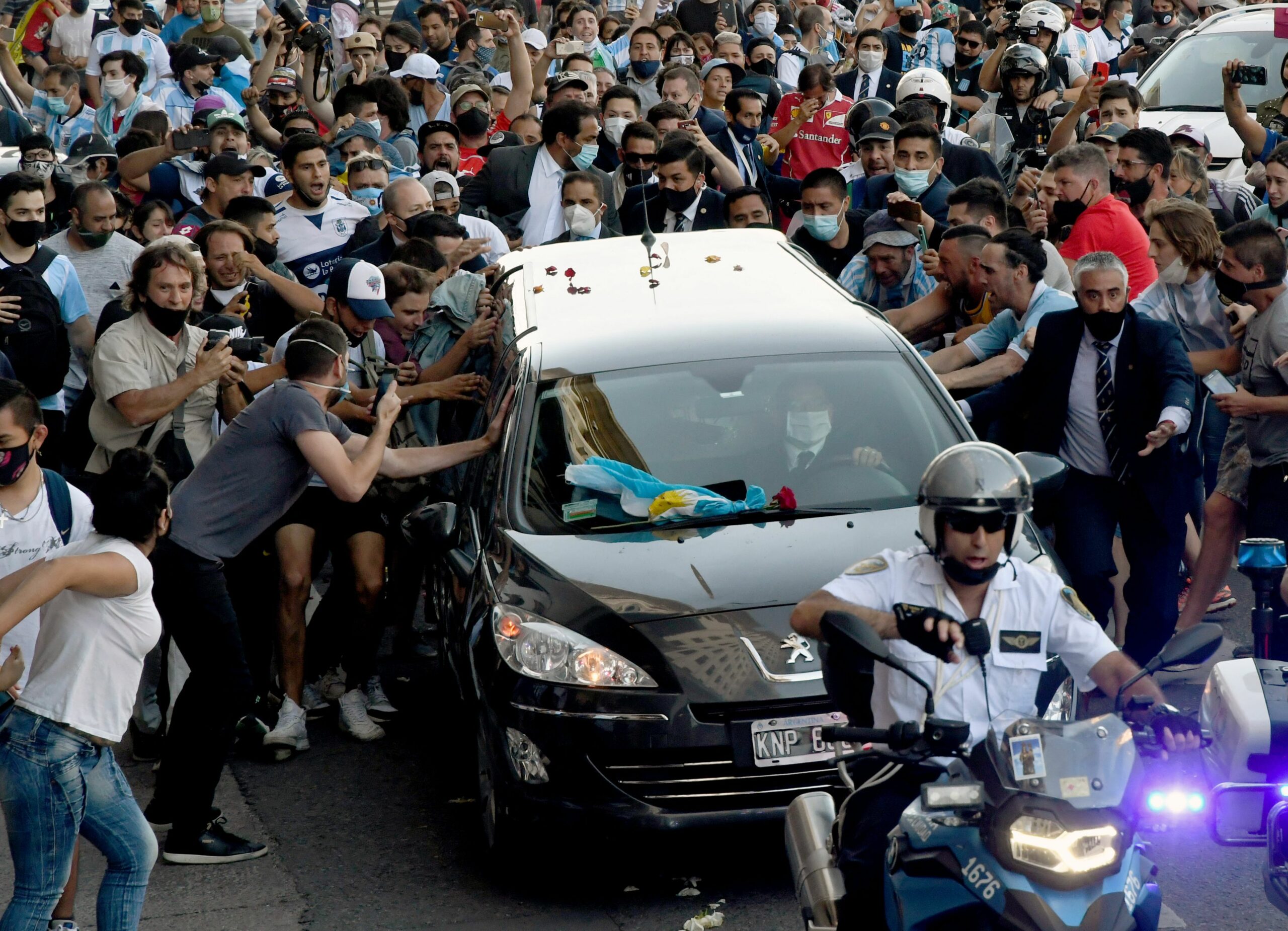 Собравшиеся всеми силами пытались прикоснуться к кортежу. Фото Raul FERRARI / TELAM / AFP/Scanpix/Leta