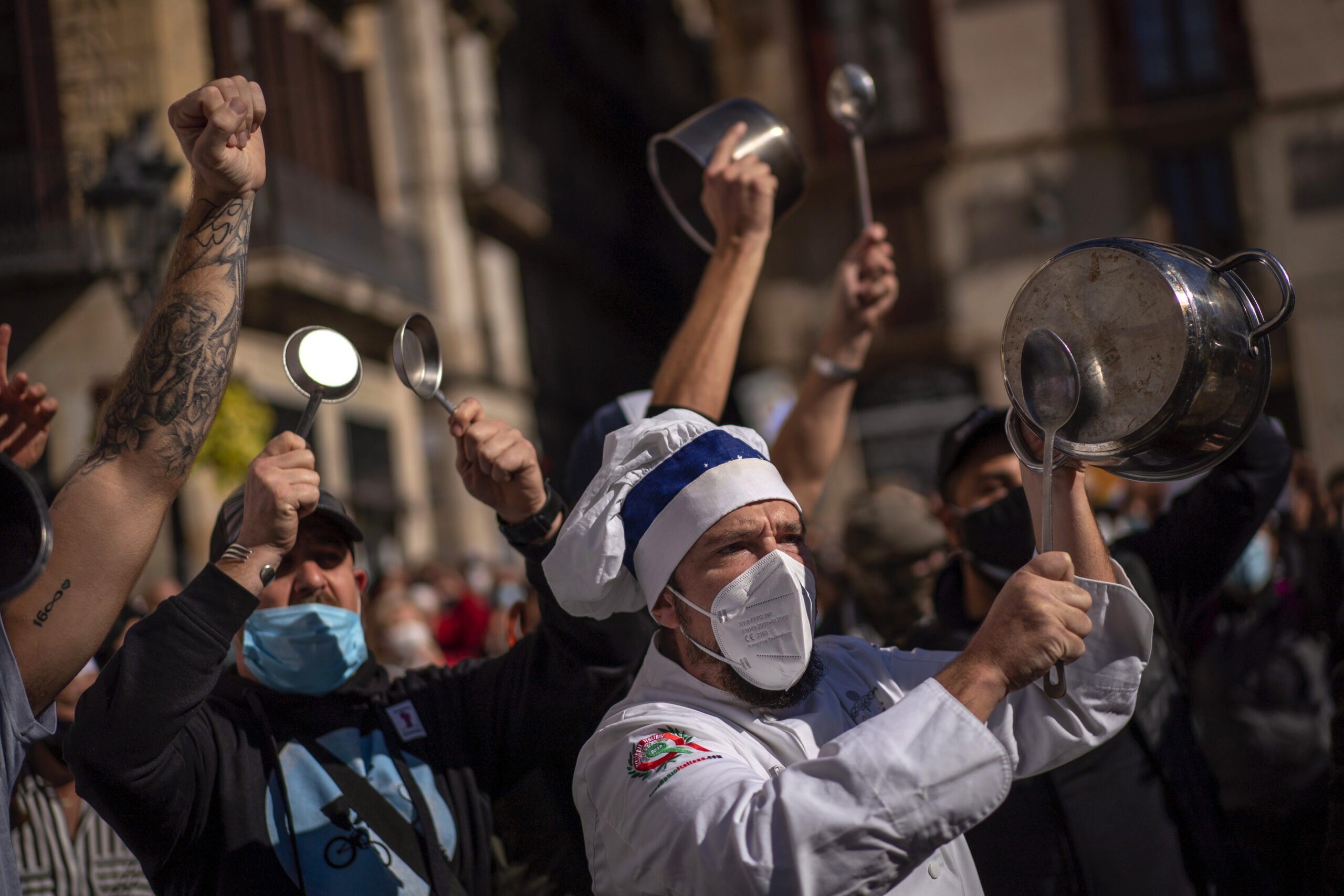Акция протеста работников общепита против закрытия ресторанов в Каталонии. Фото AP Photo/Emilio Morenatt/Scanpix/Leta
